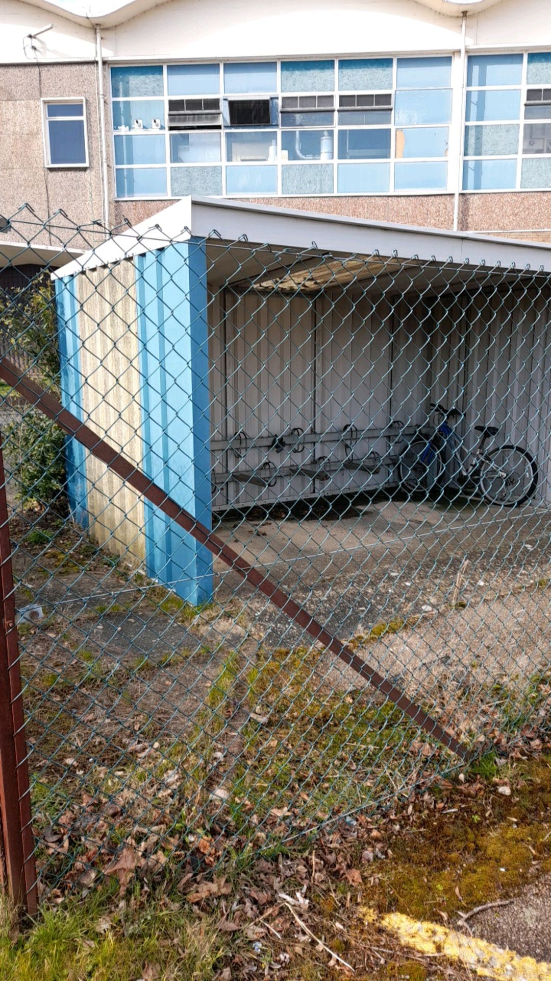 Bike shed shelter - Image 2 of 9