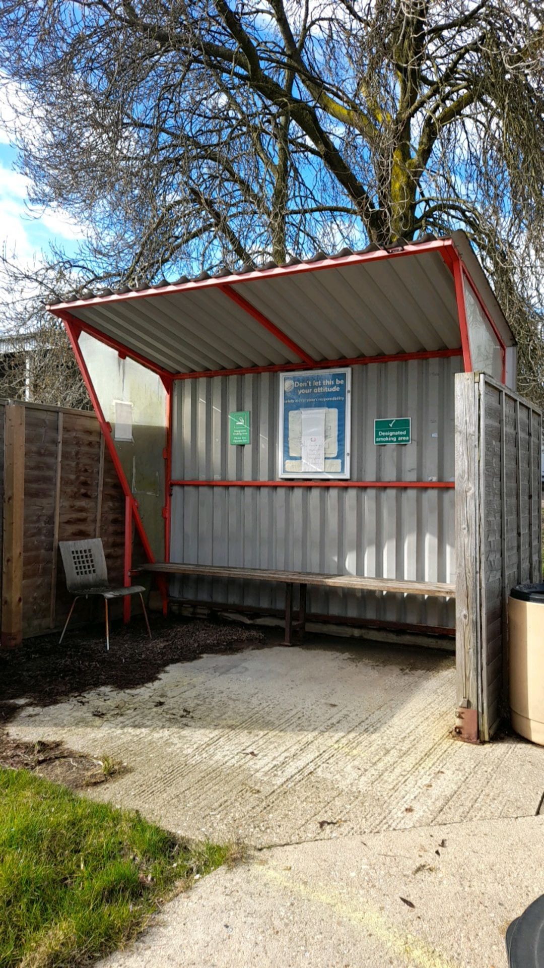 Smoking shelter - Image 2 of 4