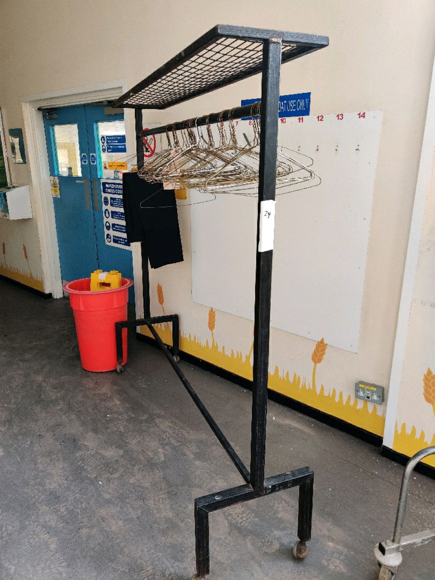 Garment hanging rail with hangers