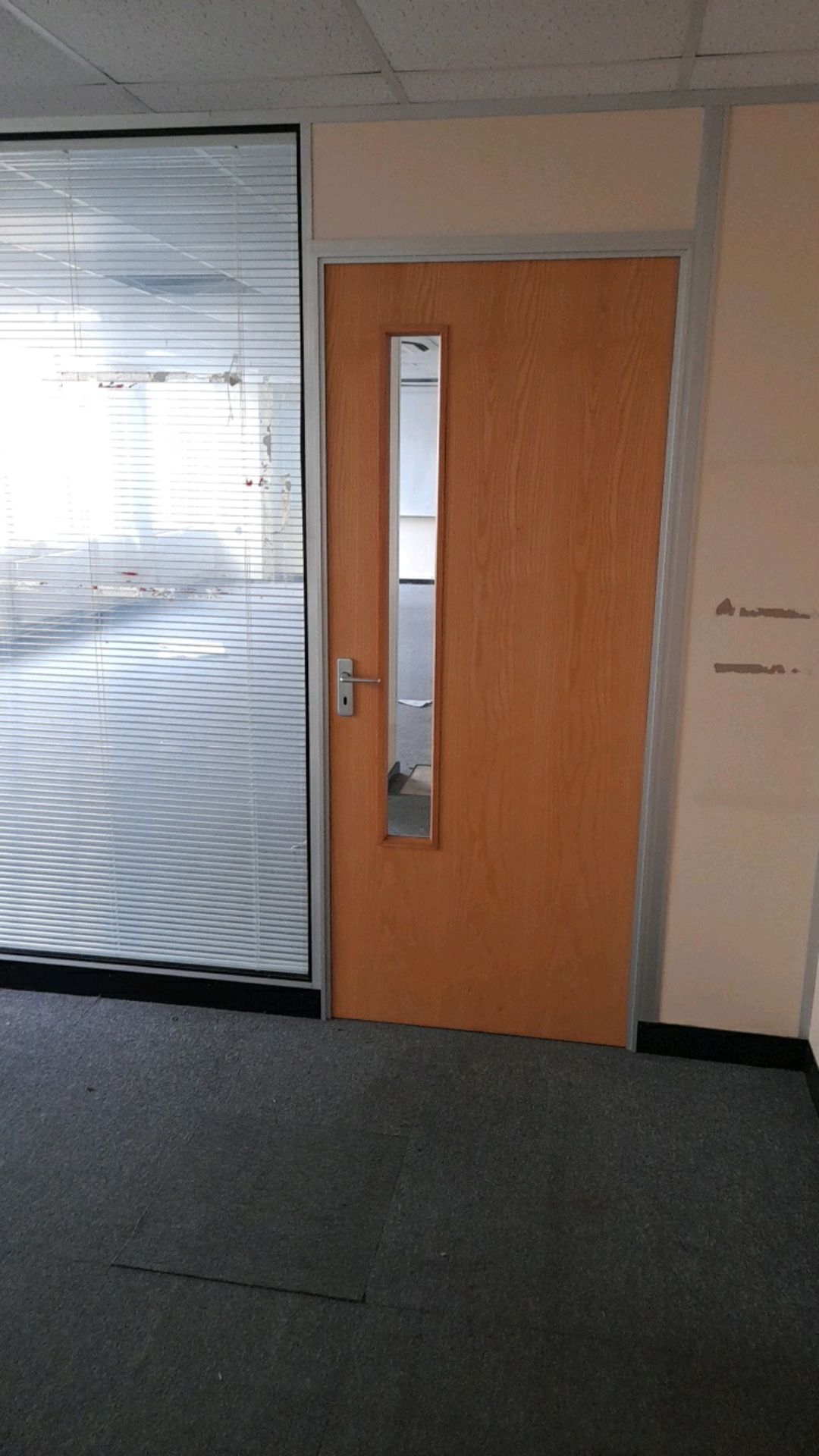 Partition wall with door and internal blinds - Image 7 of 9