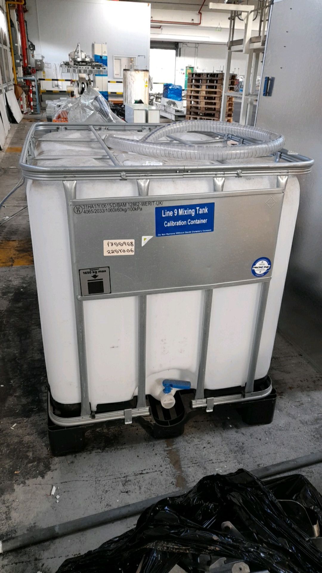 Mixing tank calibration container