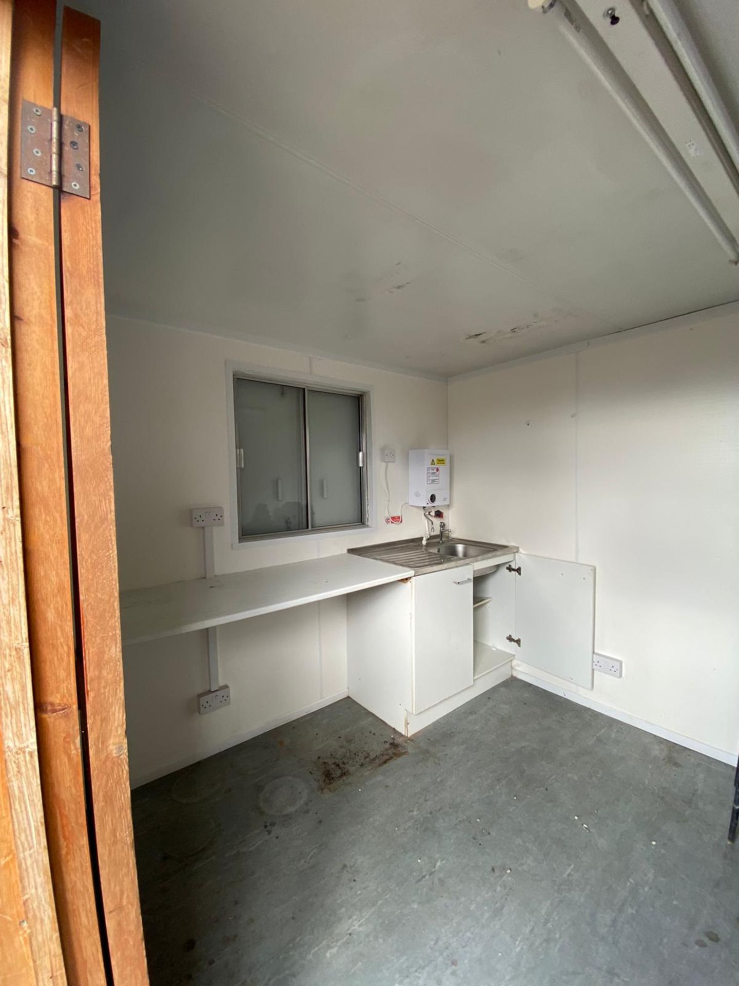 24ft static welfare unit site office canteen with changing room - Image 6 of 12