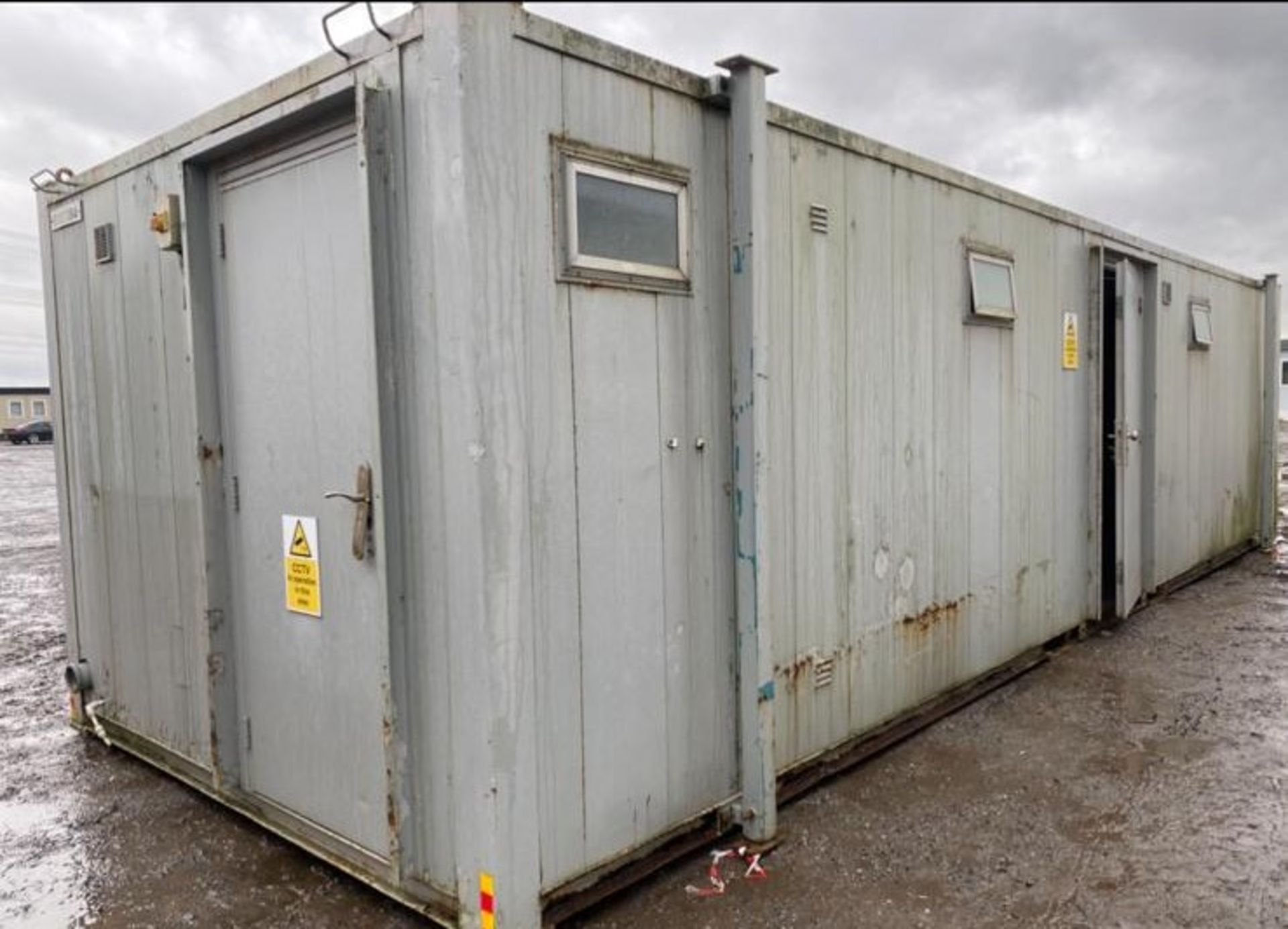 32ft 6 + 1 toilet block container