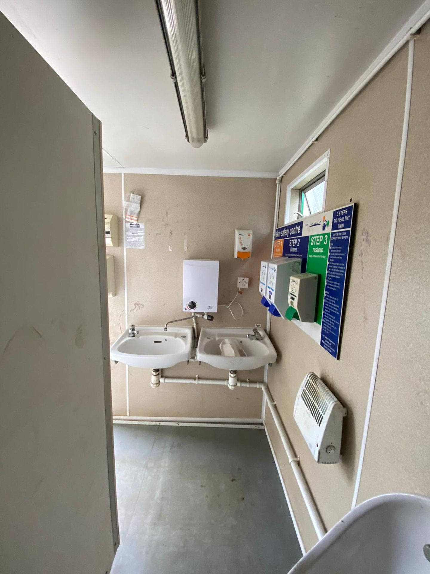 13ft 2 + 1 male & female toilet block, welfare container cabin - Image 10 of 13