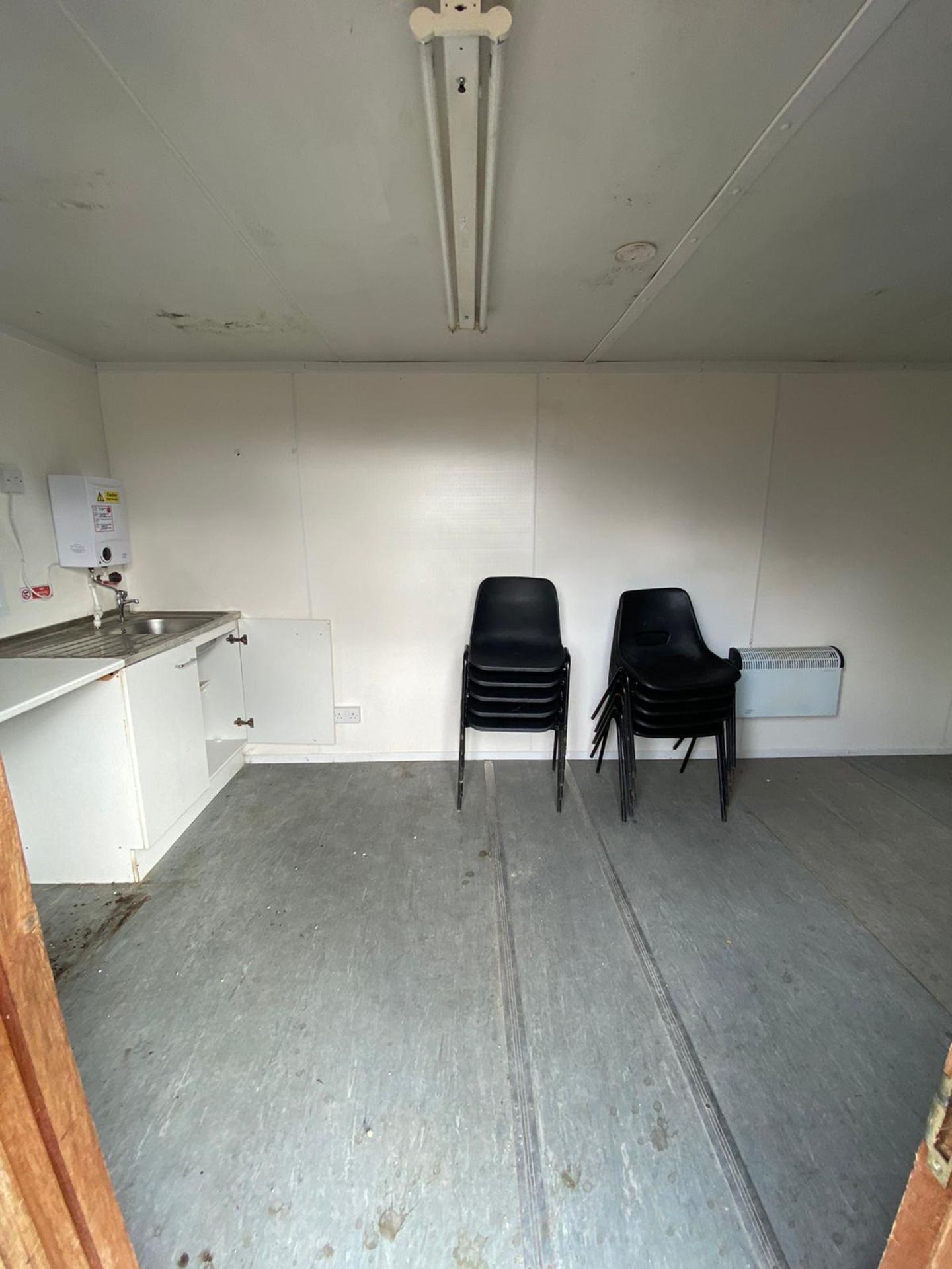 24ft static welfare unit site office canteen with changing room - Image 5 of 12