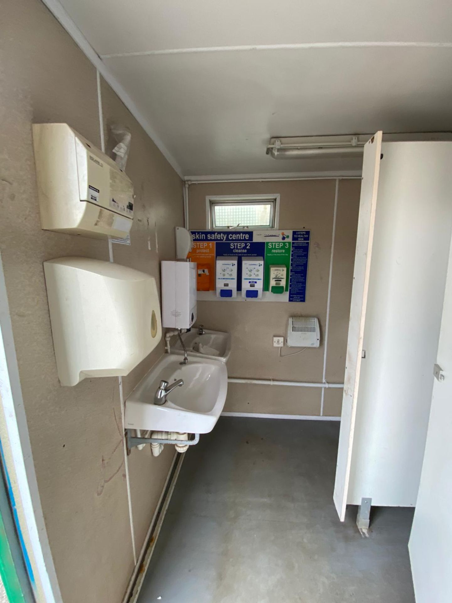13ft 2 + 1 male & female toilet block, welfare container cabin - Image 9 of 13