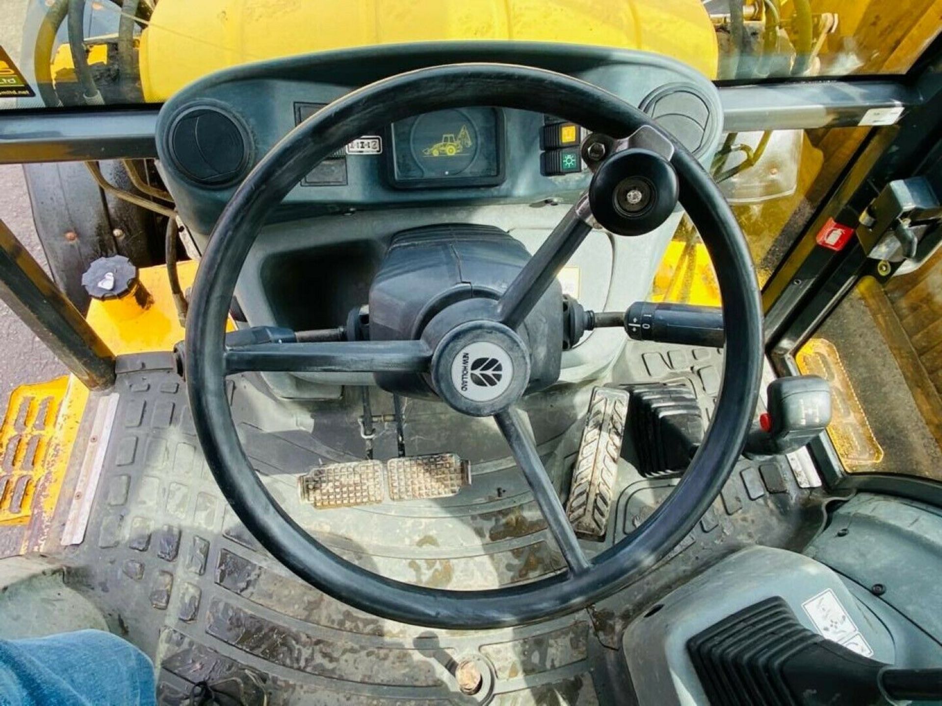 New Holland LB110B-4PT Backhoe Loader 2004 - Image 10 of 12