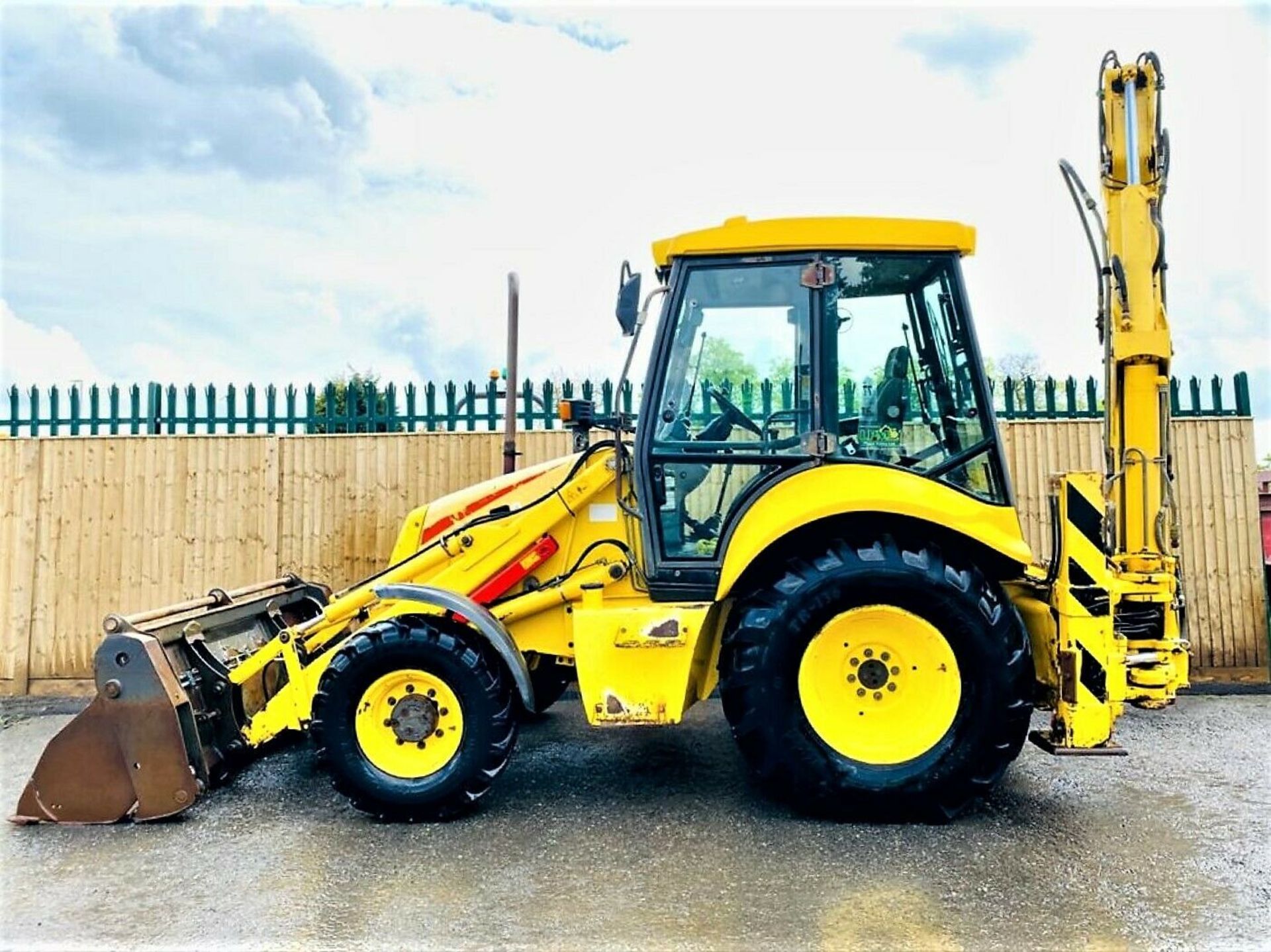 New Holland LB110B-4PT Backhoe Loader 2004 - Image 2 of 12