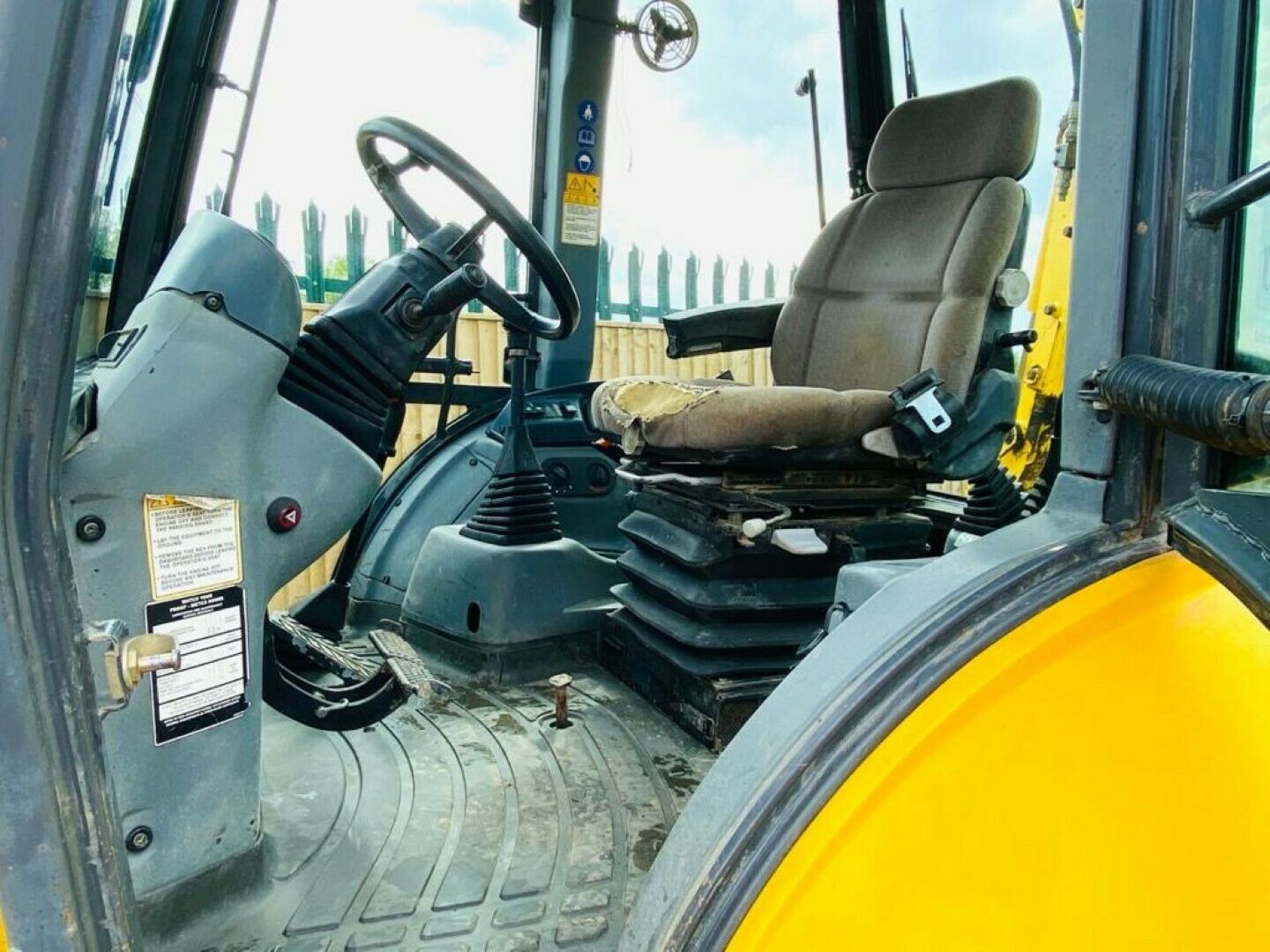 New Holland LB110B-4PT Backhoe Loader 2004 - Image 7 of 12