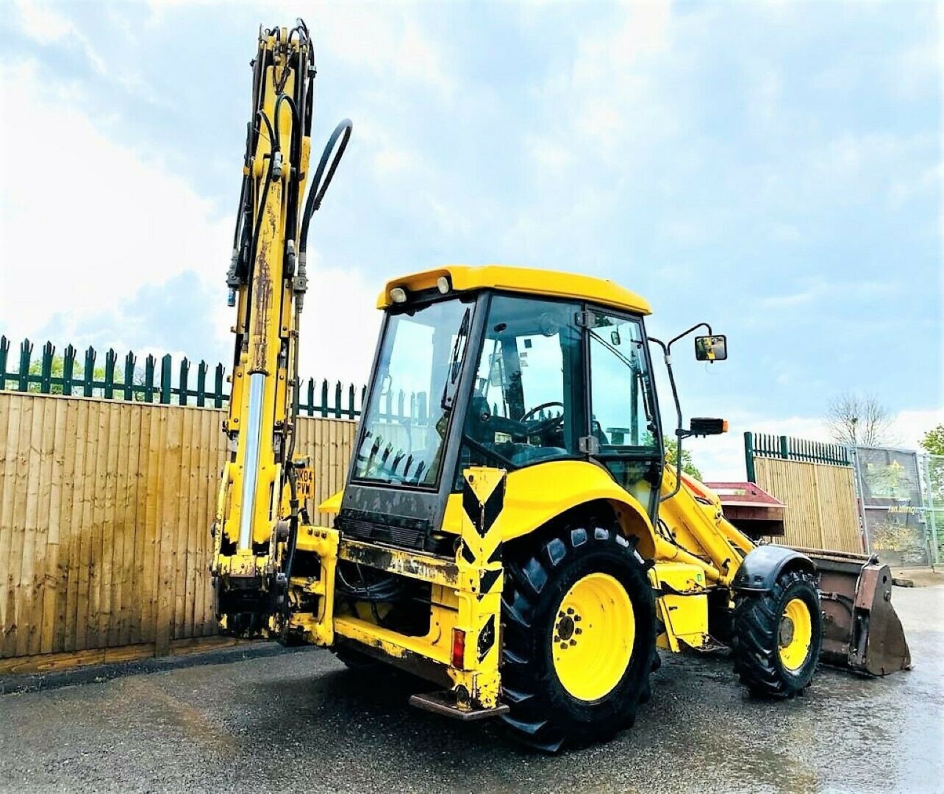 New Holland LB110B-4PT Backhoe Loader 2004 - Image 4 of 12