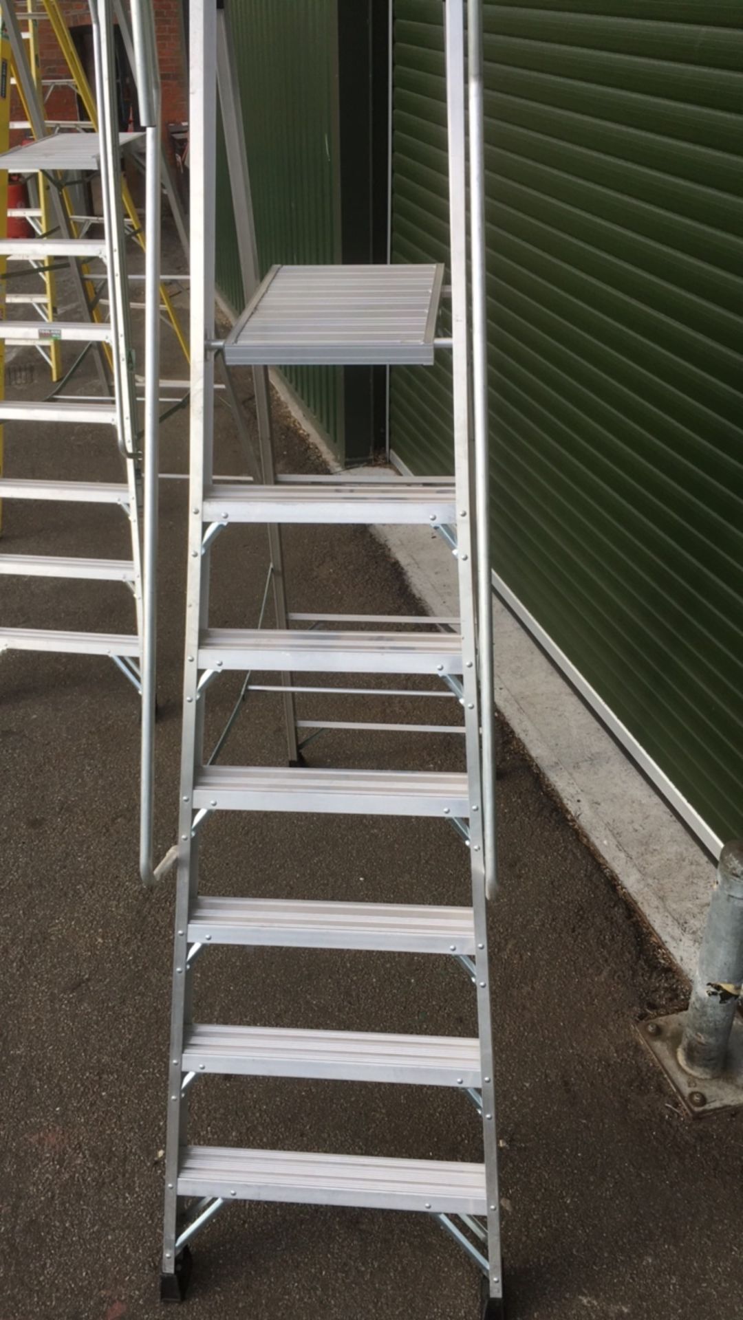 Clow Aluminium Podium Ladder - Image 3 of 5