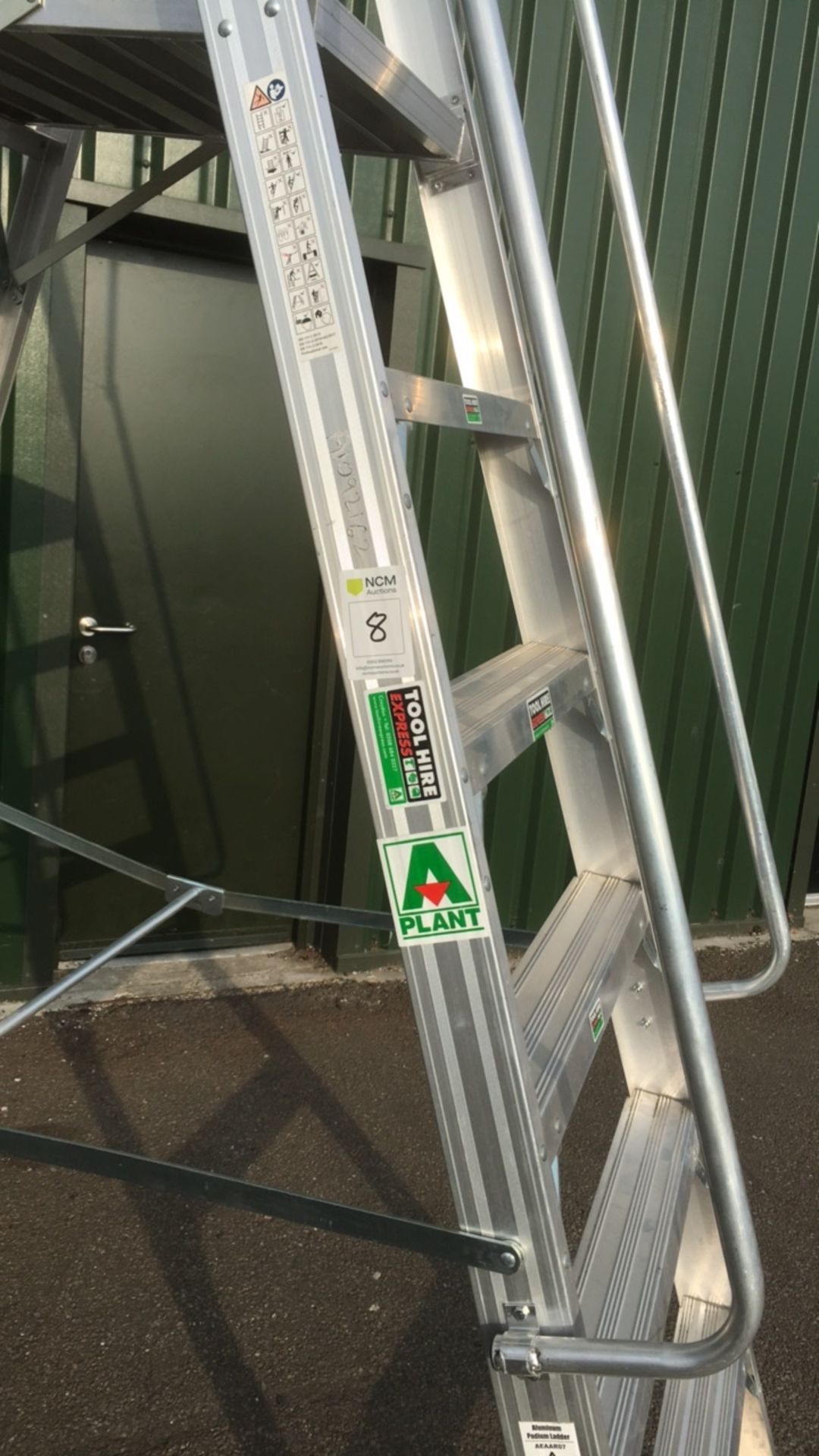 Clow Aluminium Podium Ladder - Image 2 of 5