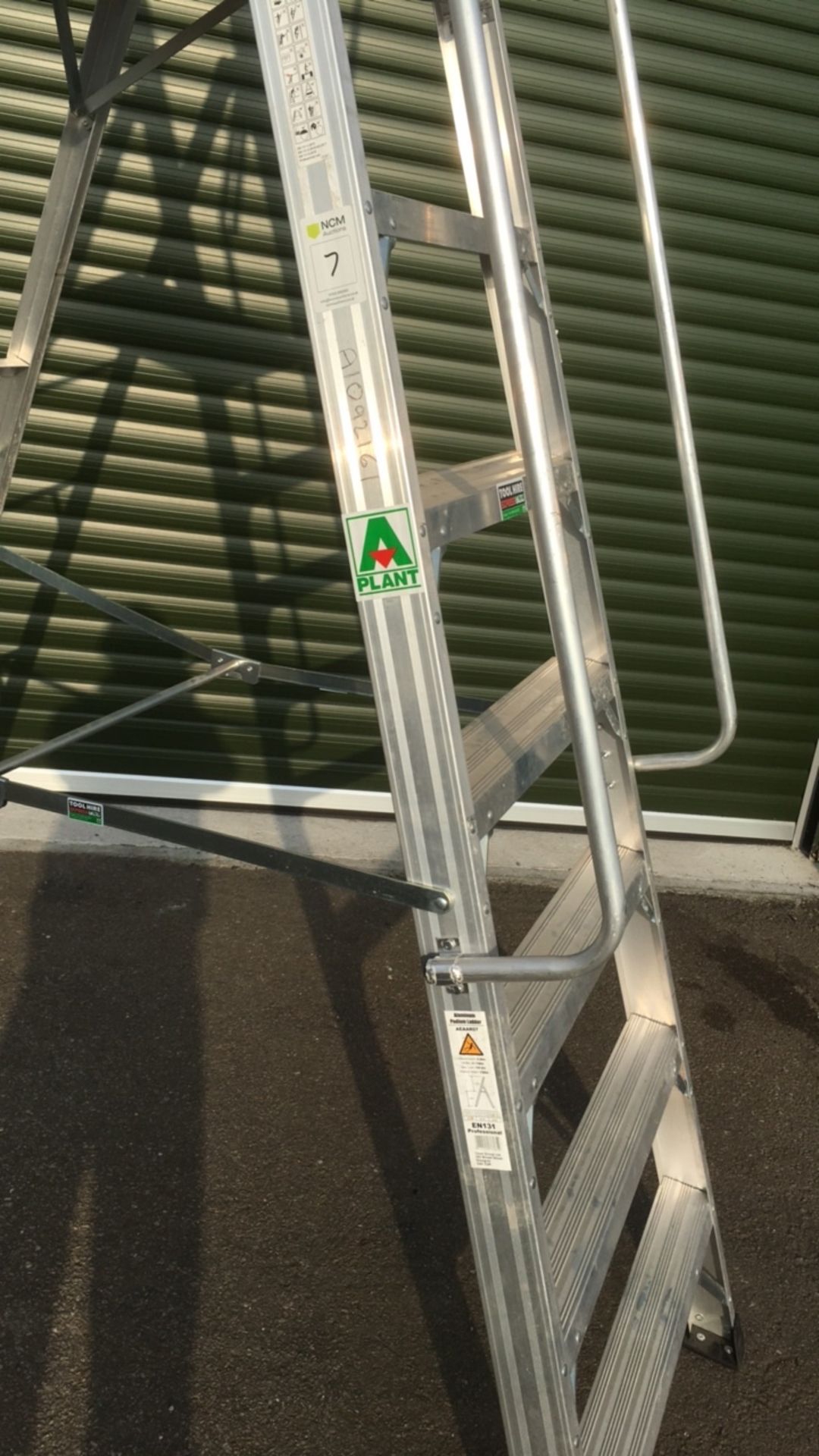 Clow Aluminium Podium Ladder - Image 2 of 4