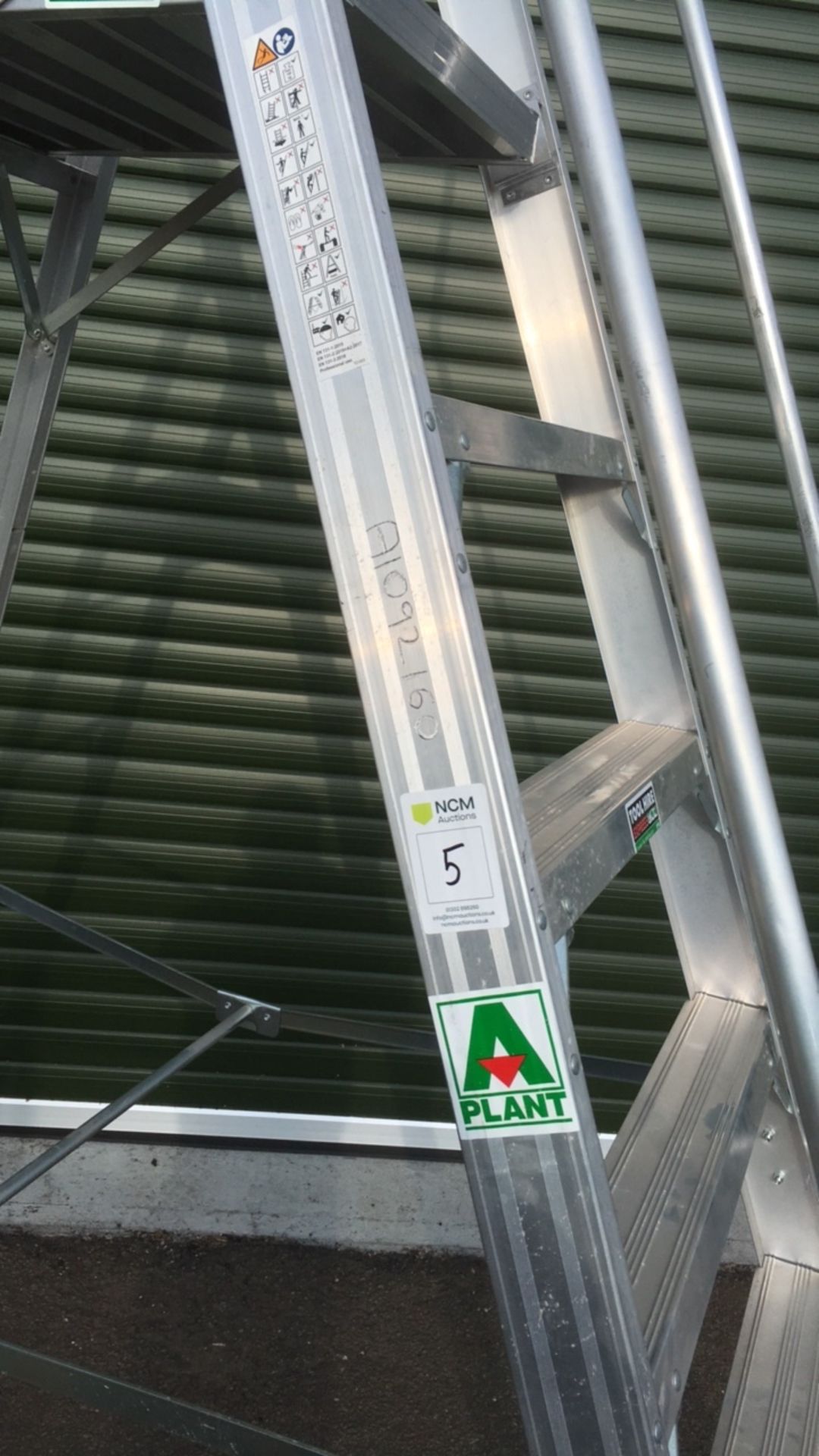 Clow Aluminium Podium Ladder - Image 5 of 6