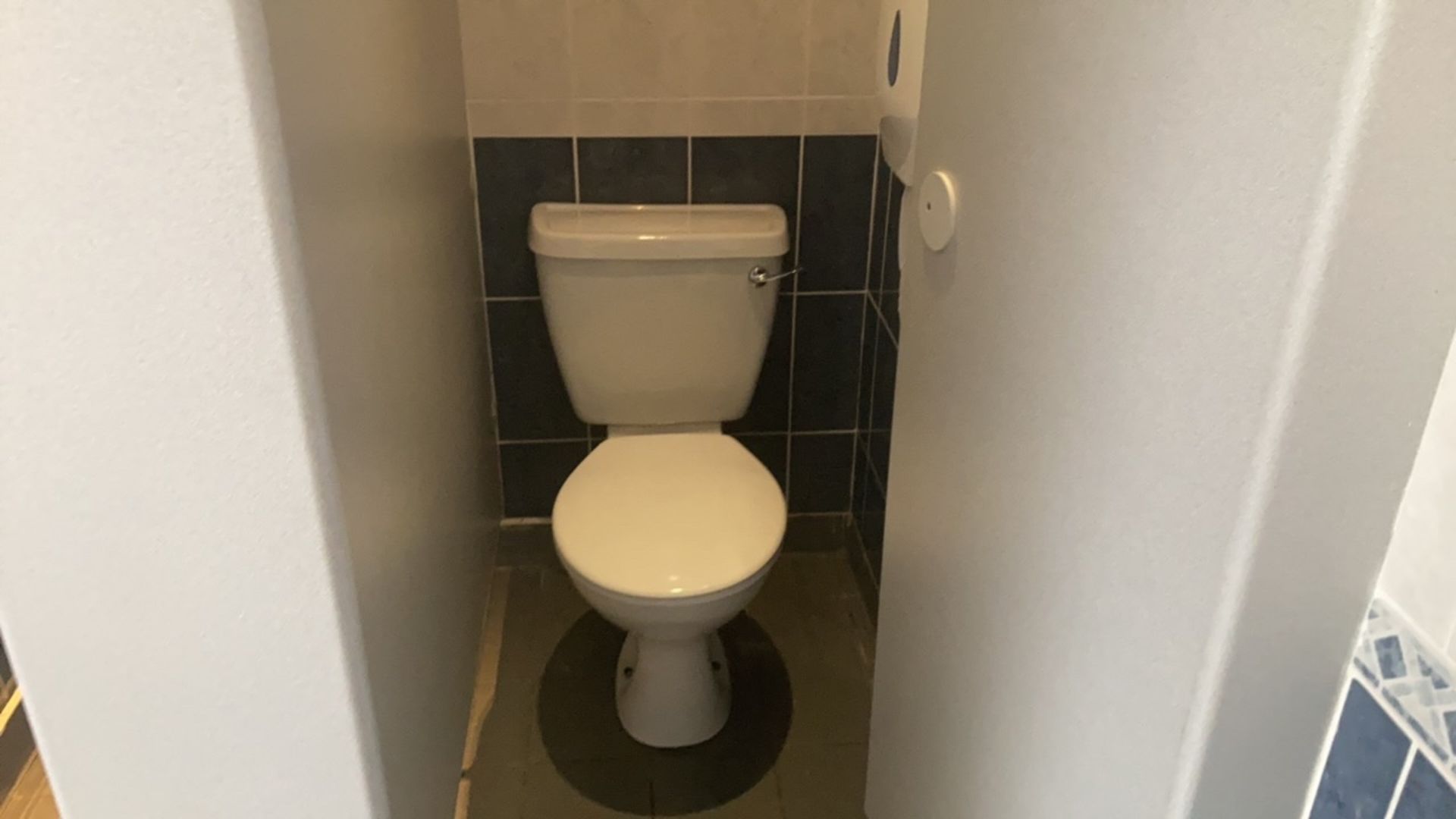 Gents toilet - Image 2 of 5