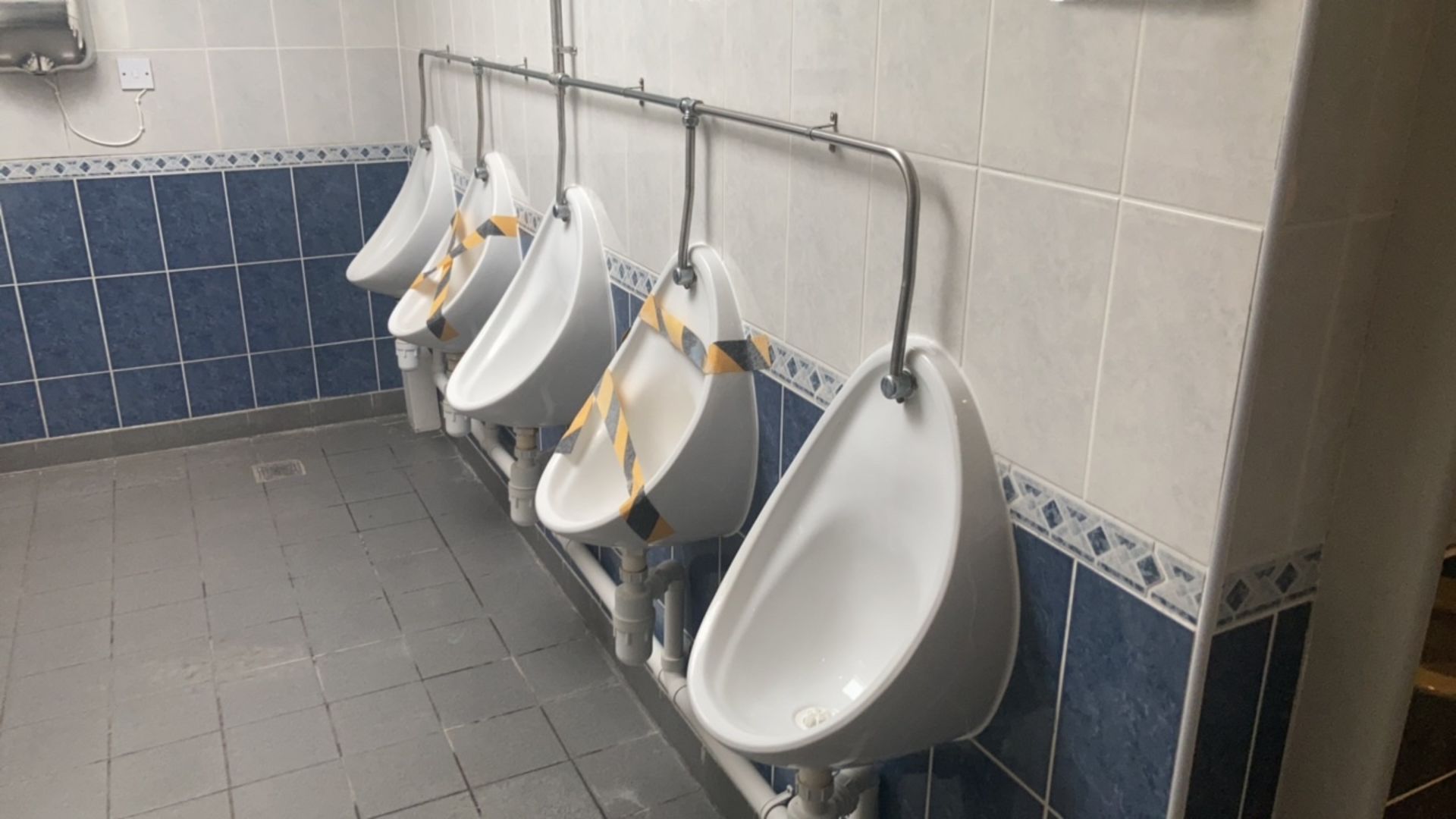 Gents toilet - Image 3 of 5