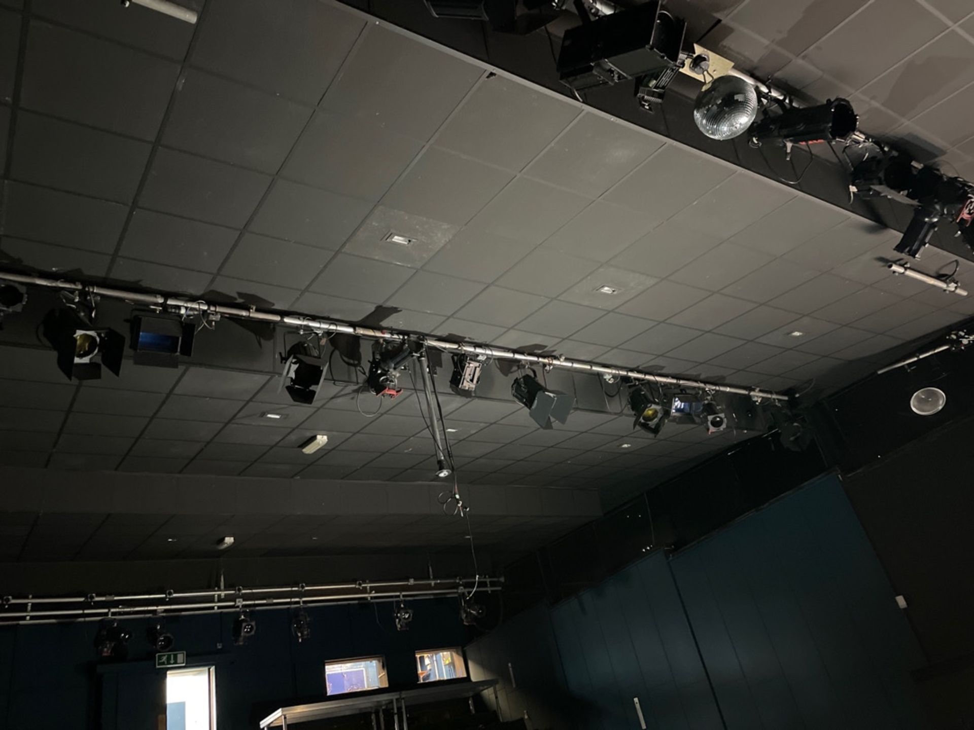 Stage Lighting Rigs/Lights/Curtains & Screen - Image 4 of 8