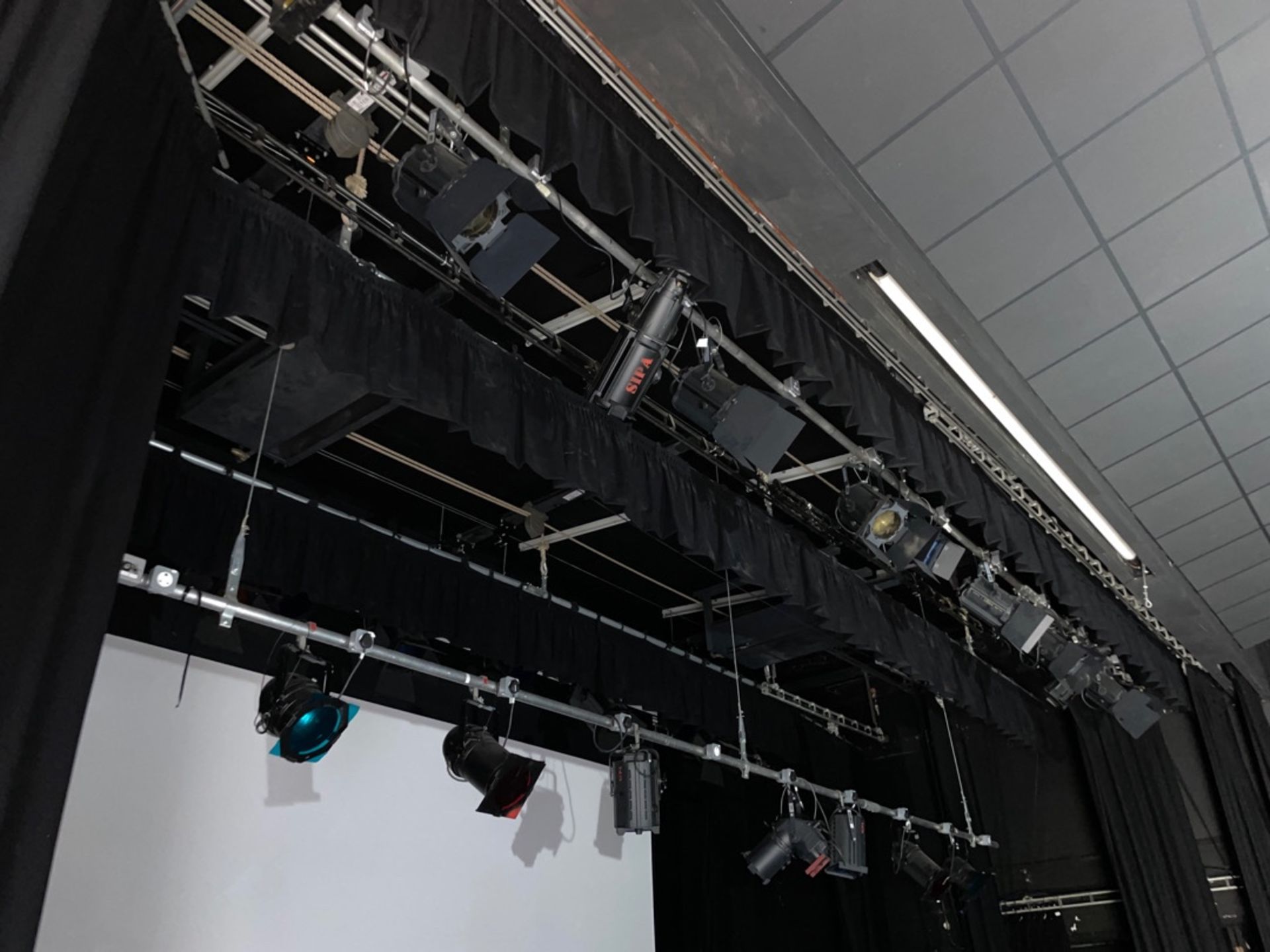 Stage Lighting Rigs/Lights/Curtains & Screen - Image 2 of 8