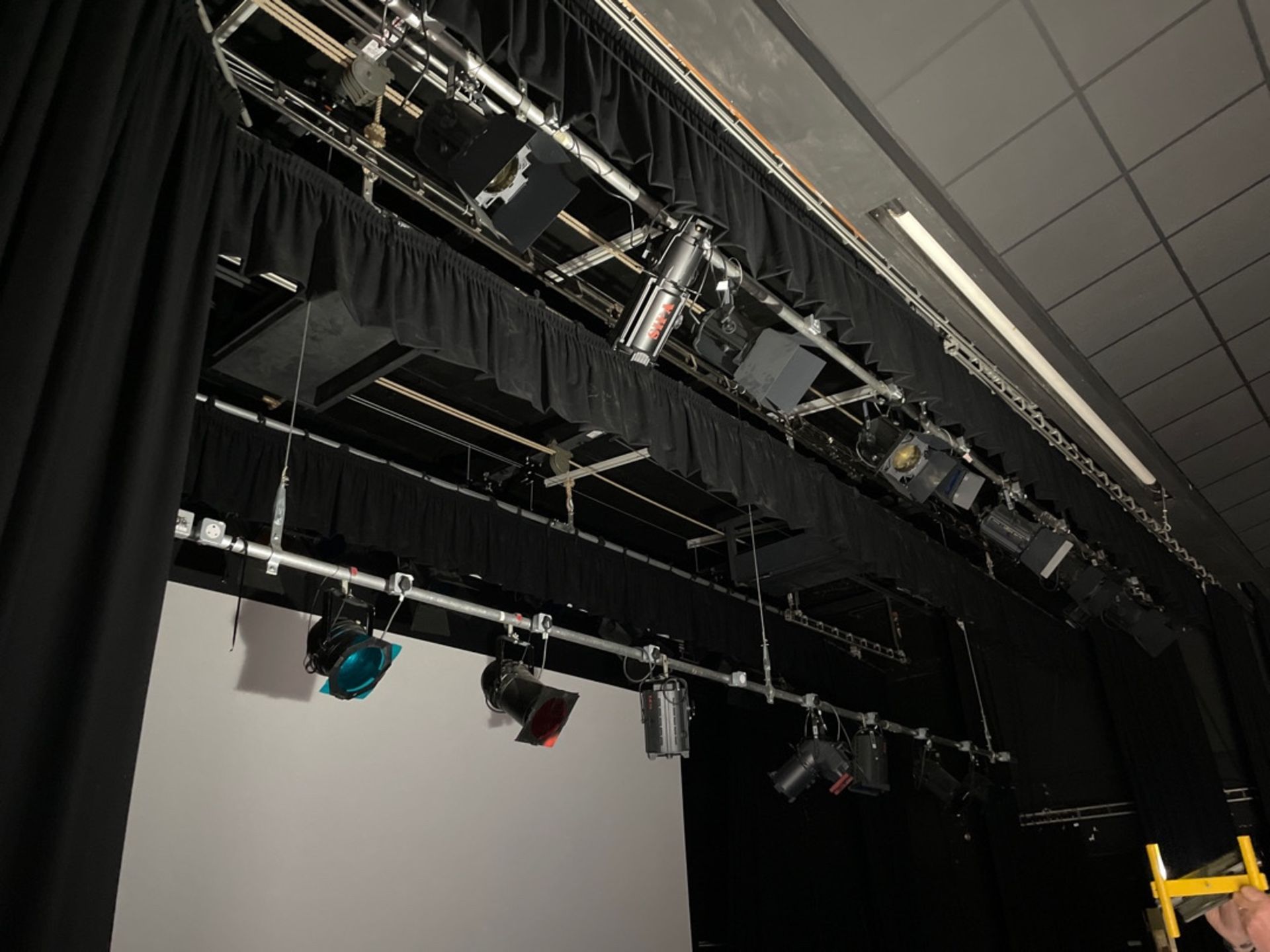 Stage Lighting Rigs/Lights/Curtains & Screen