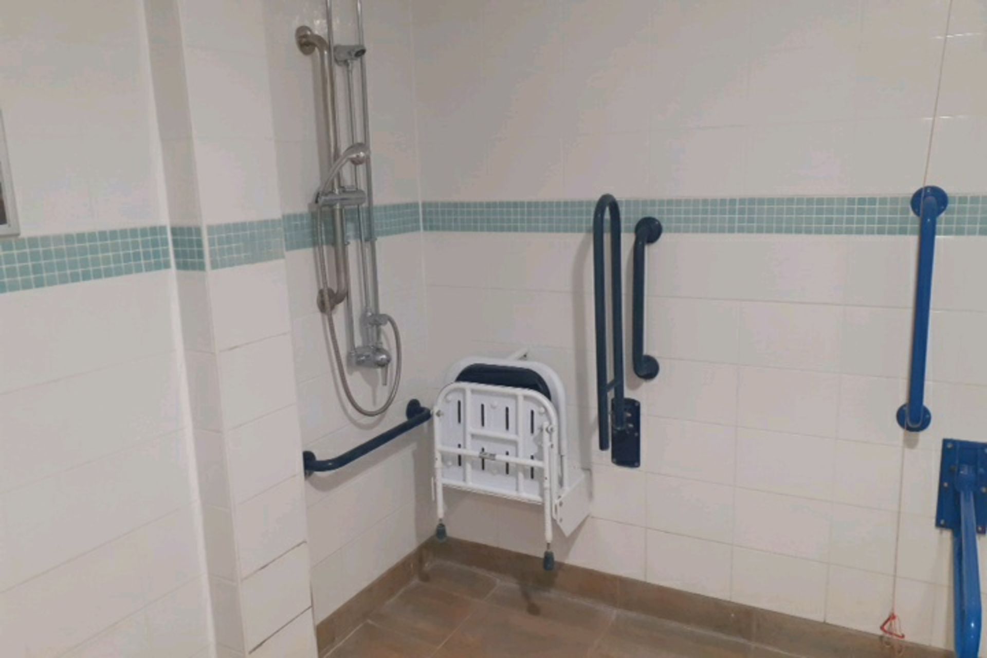 Accessible toilet - Image 2 of 4