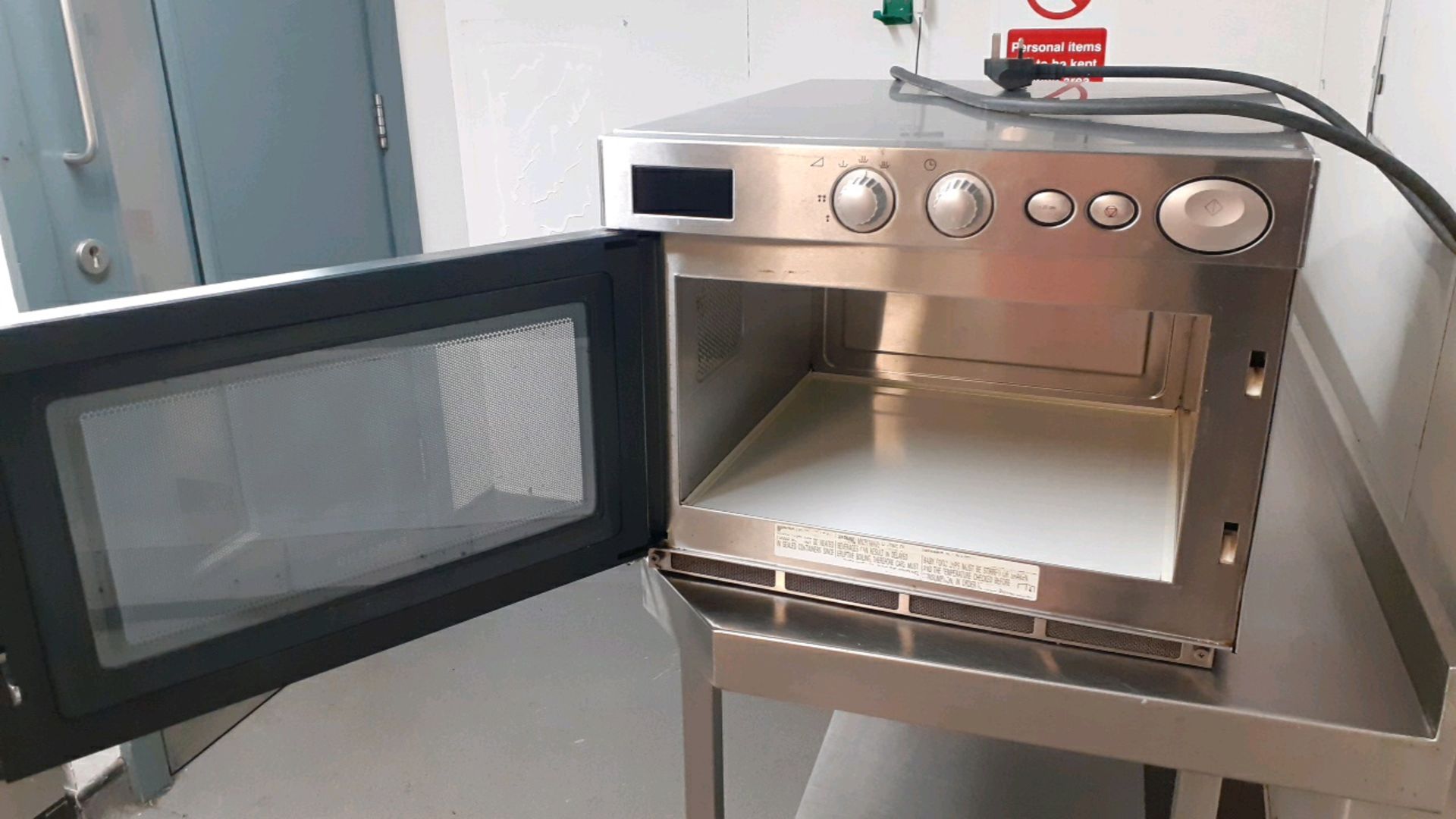 Microwave oven - Image 2 of 3