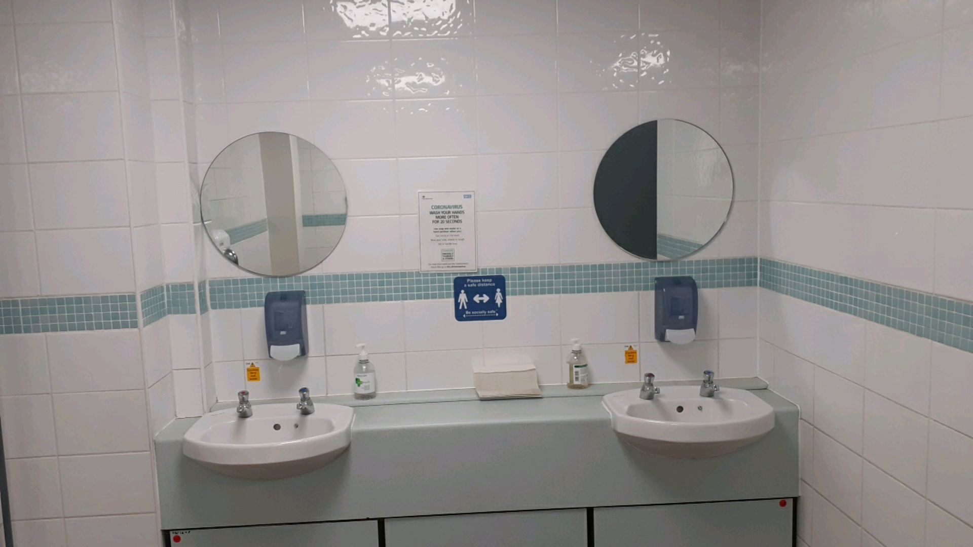 Male toilets - Image 3 of 4