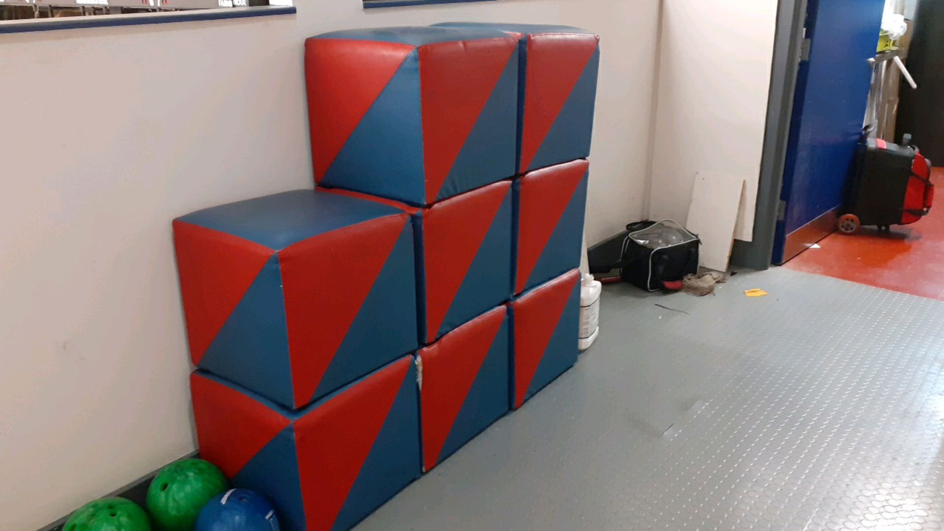 Cube stools