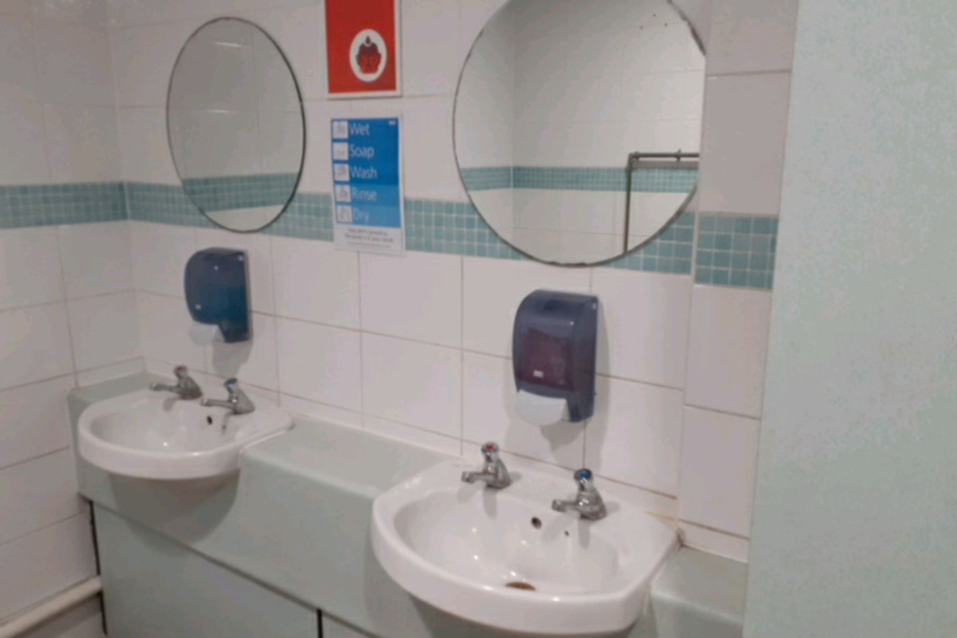 Male toilets - Image 3 of 4