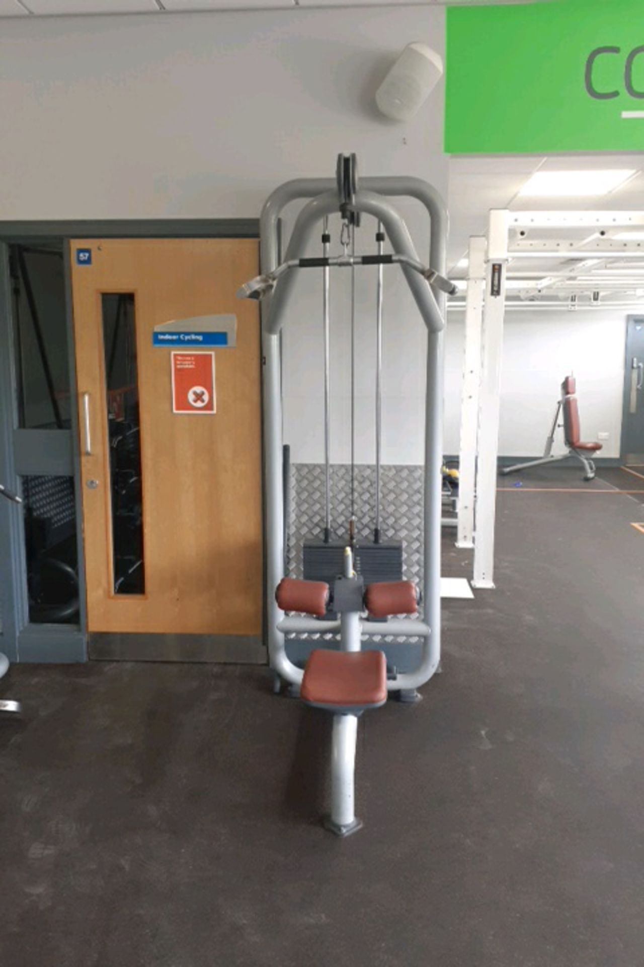 Seated pull-up station