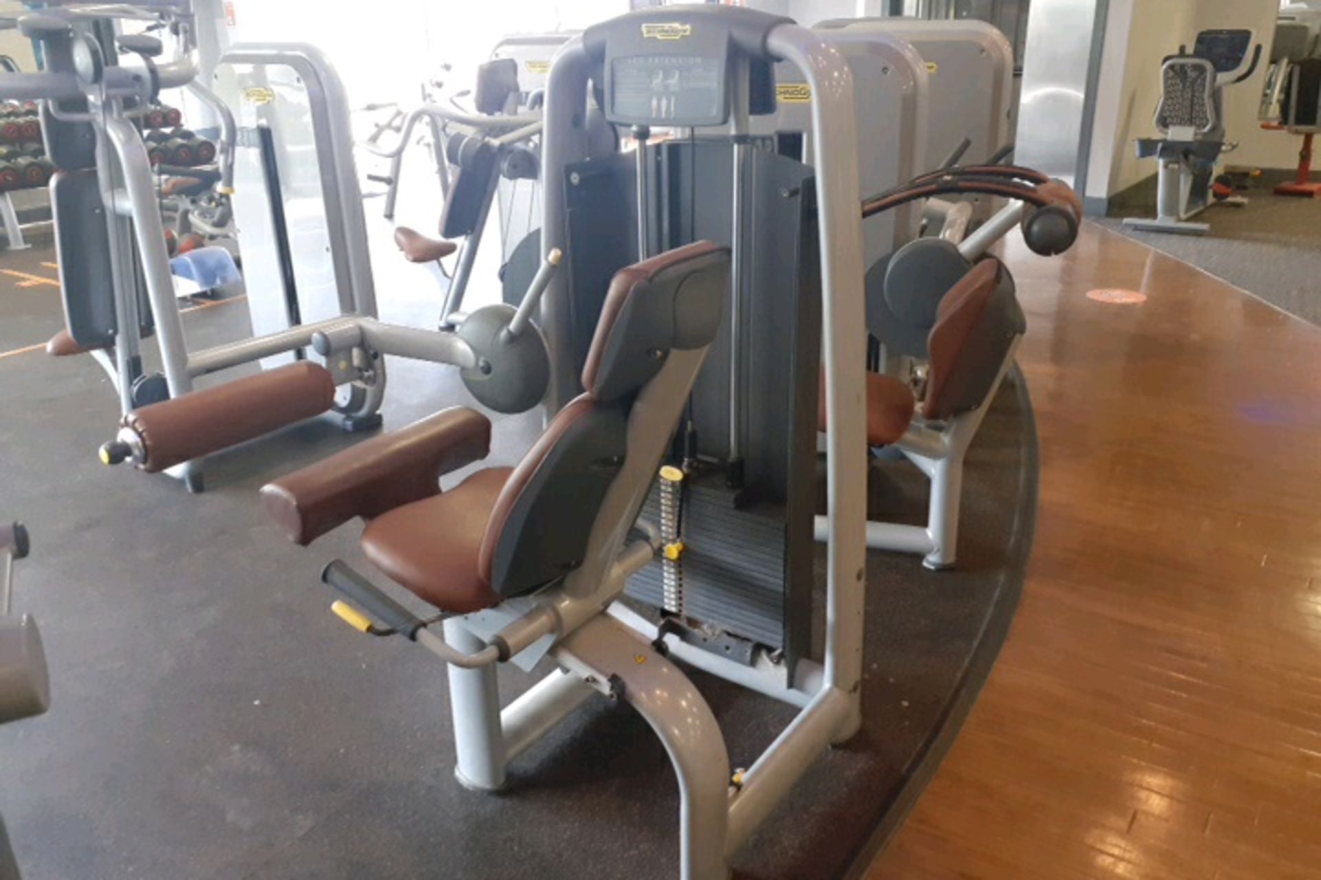 Leg extension machine