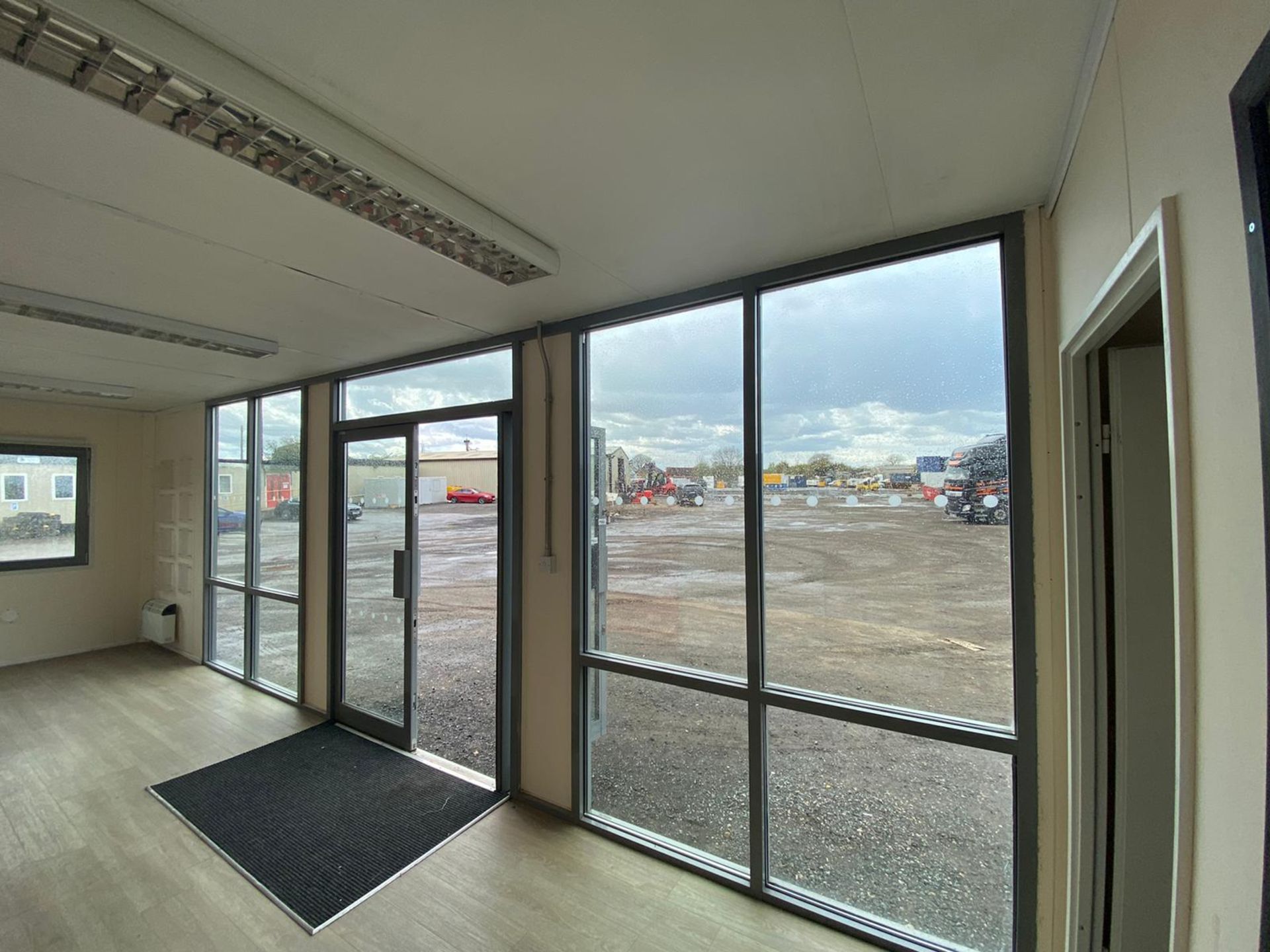 32ft marketing suite, sales centre - Image 6 of 13