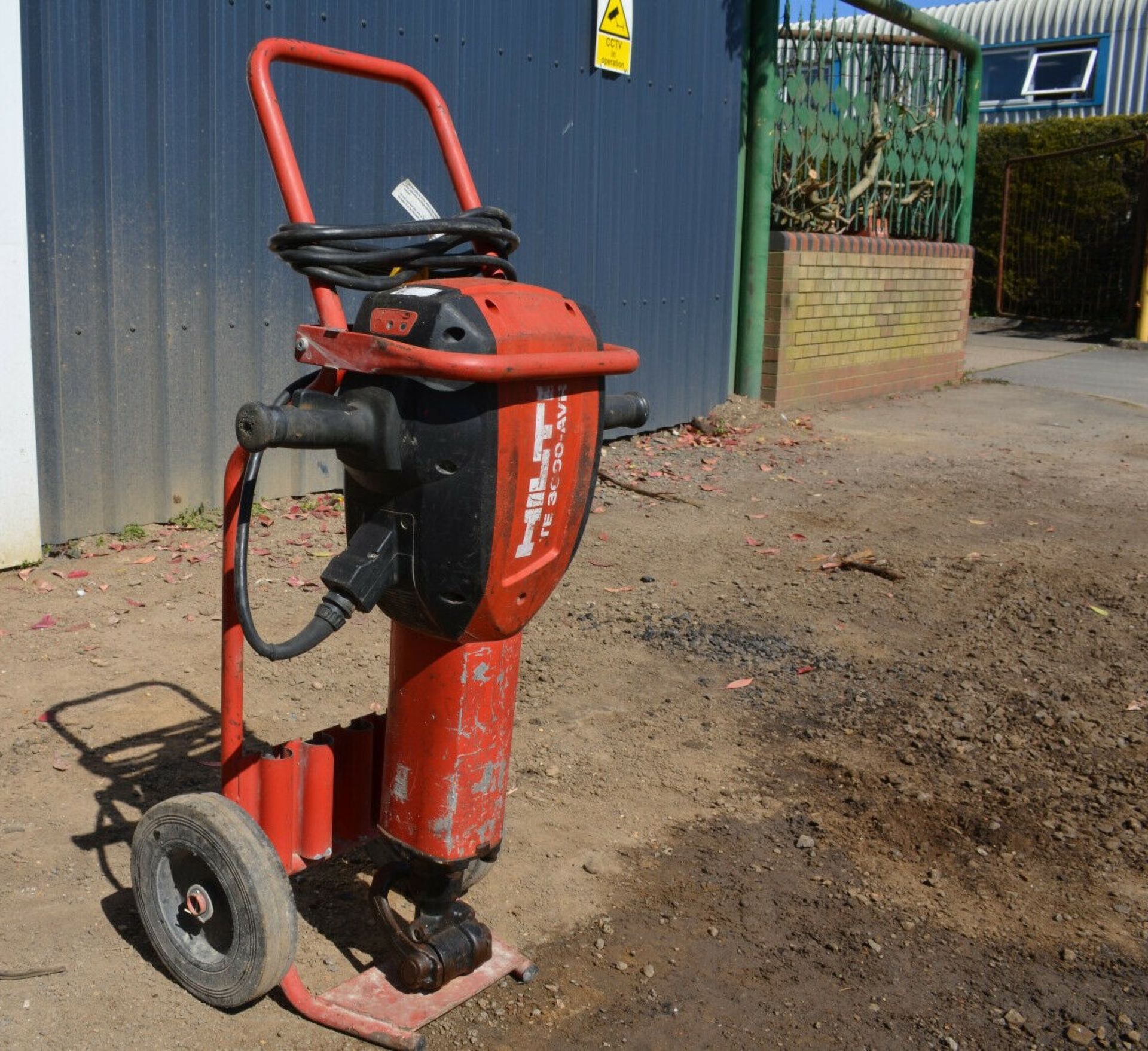 Hilti te 3000-avr heavy duty electric breaker - Image 2 of 8