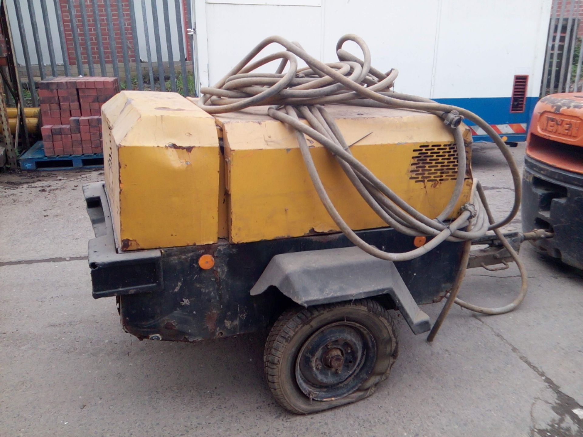 Road towable compressor