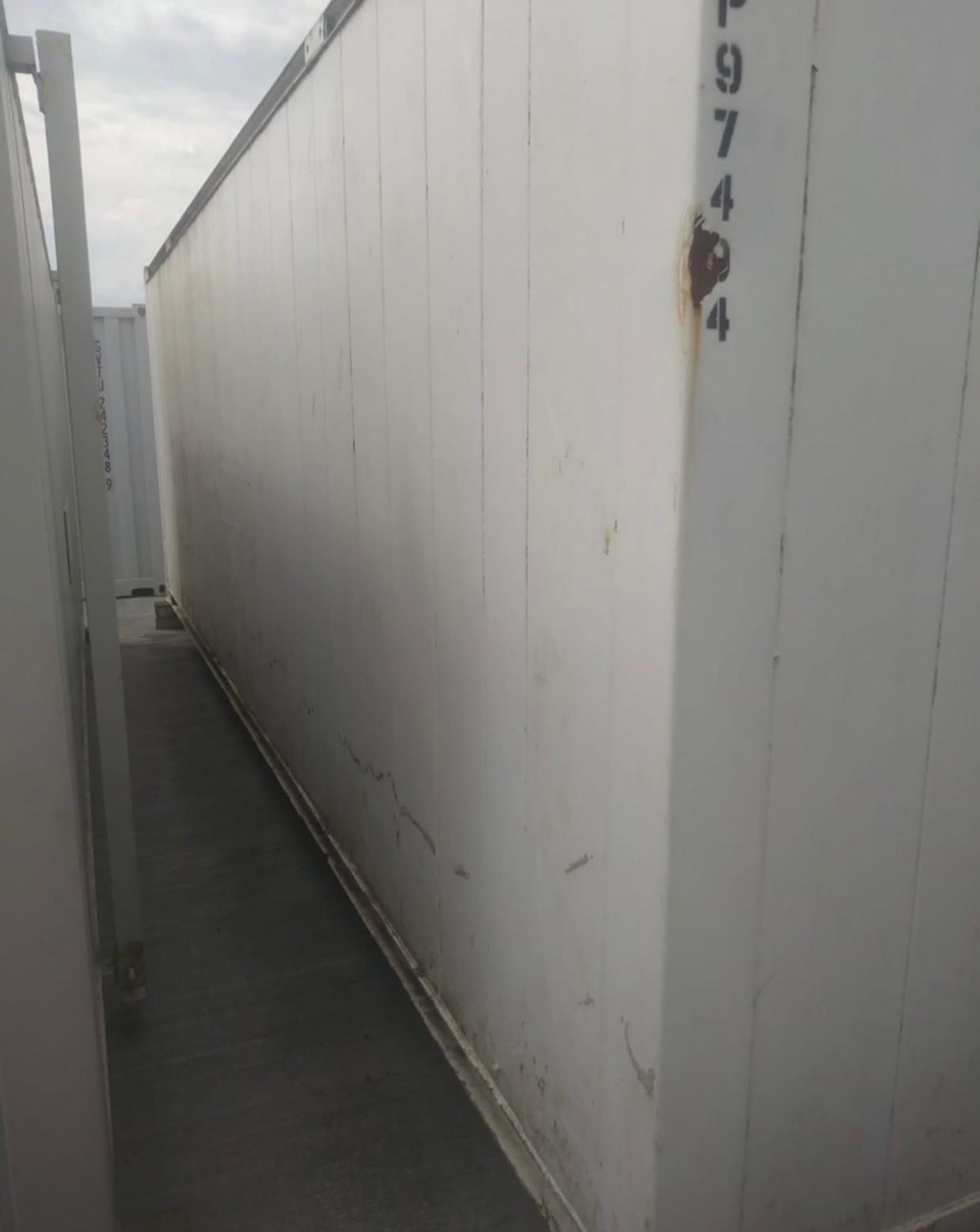 24ft x 9ft storage / shipping Container/ site storage cabin - Image 2 of 3