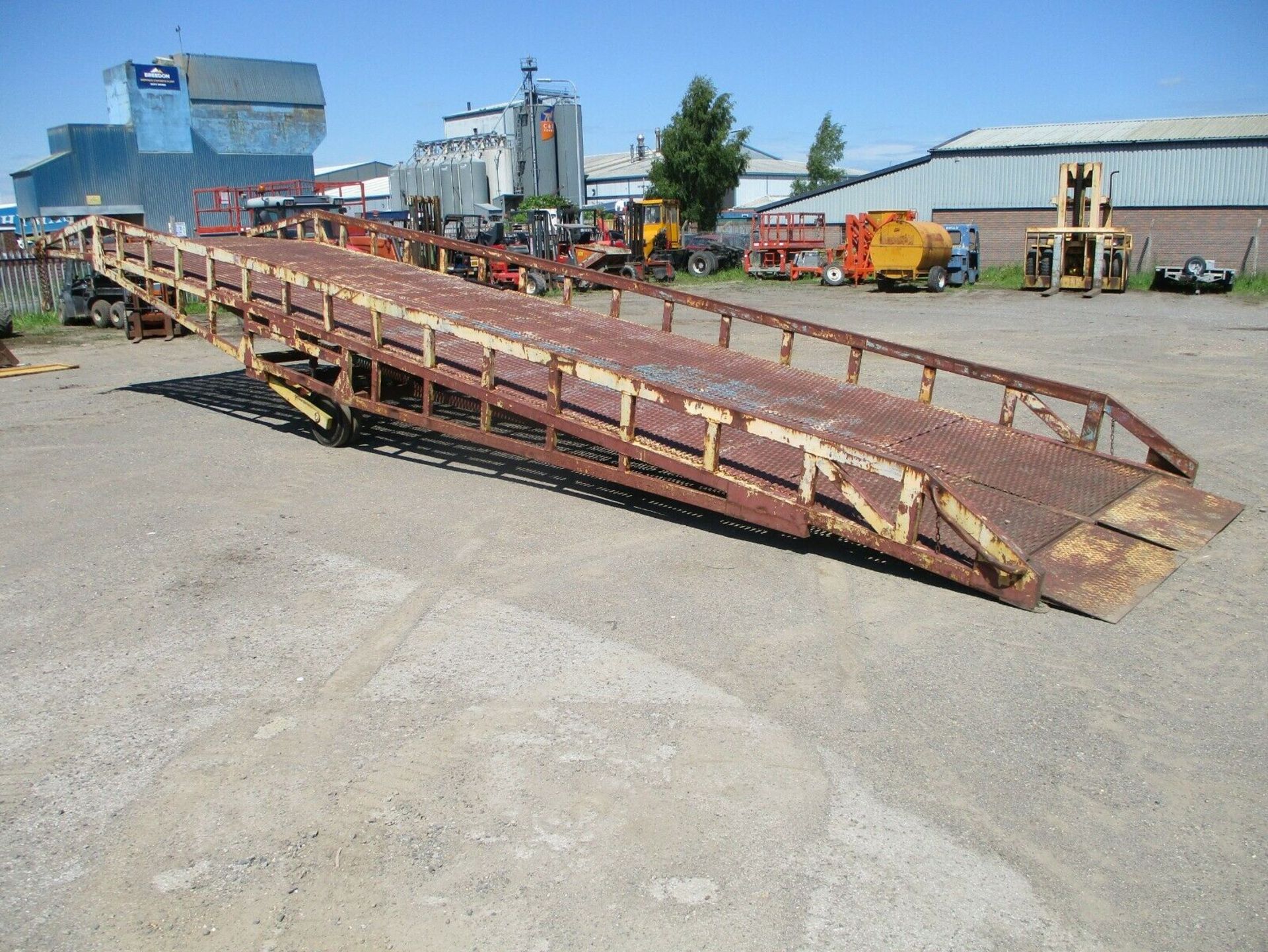 Container loading ramp