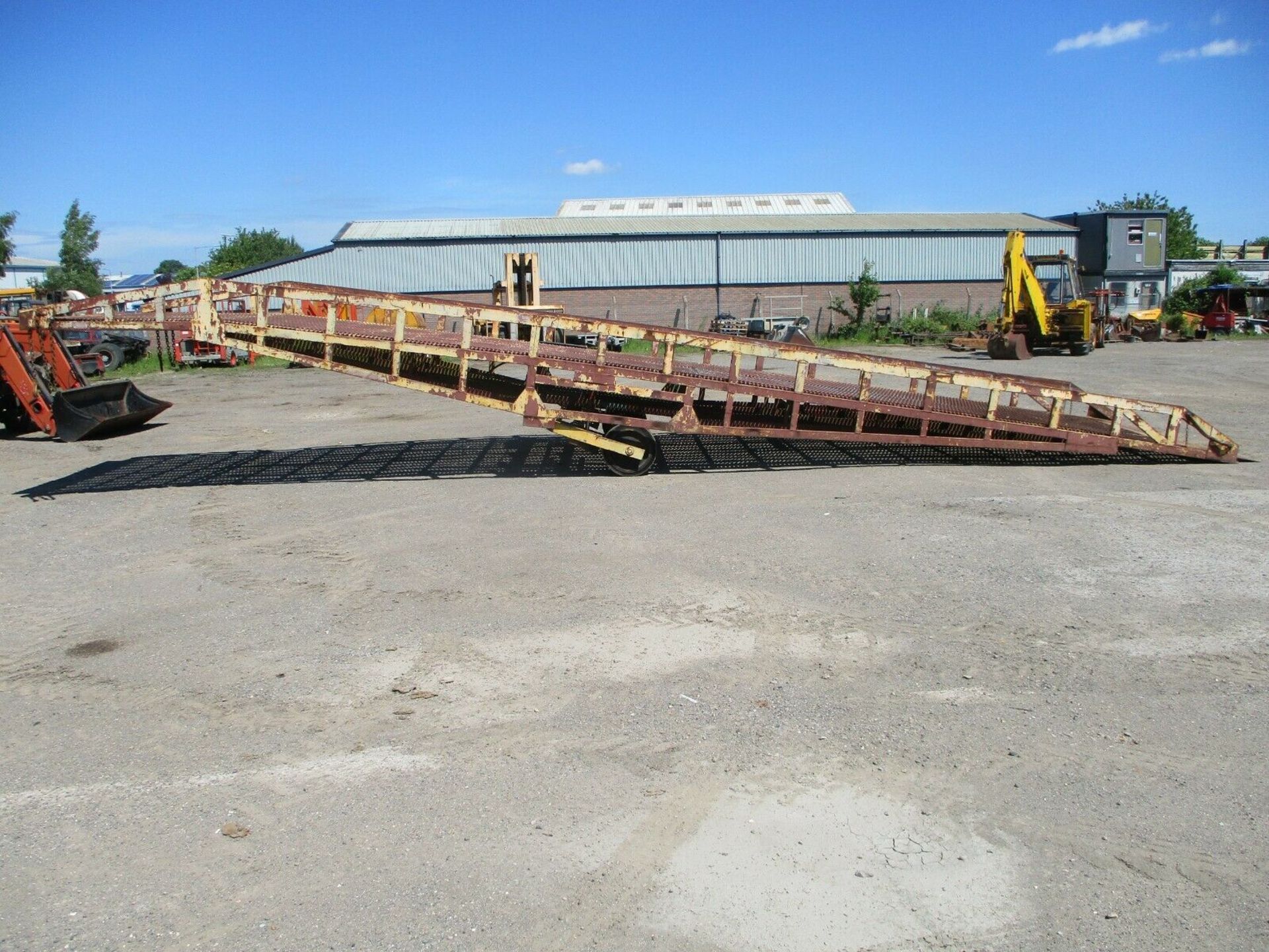 Container loading ramp - Image 2 of 10