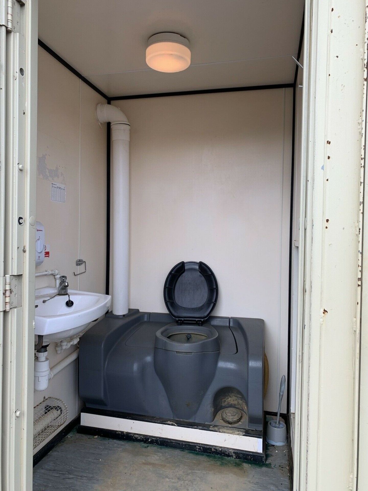 Anti Vandal Steel Portable Welfare Unit 24ft x 9ft on Jack legs - Image 11 of 11