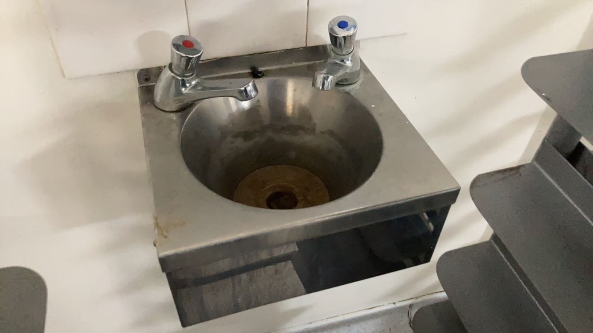 Hand wash sink