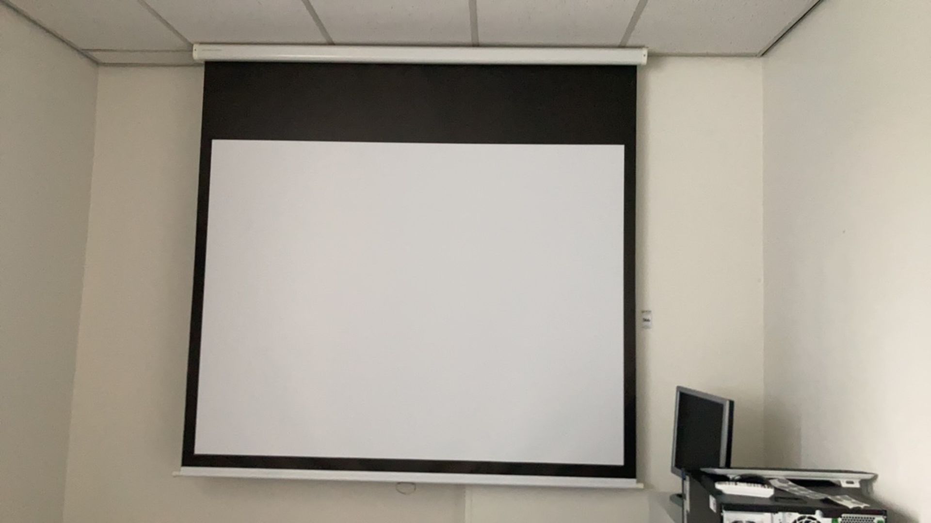 Projector and screen - Image 3 of 3