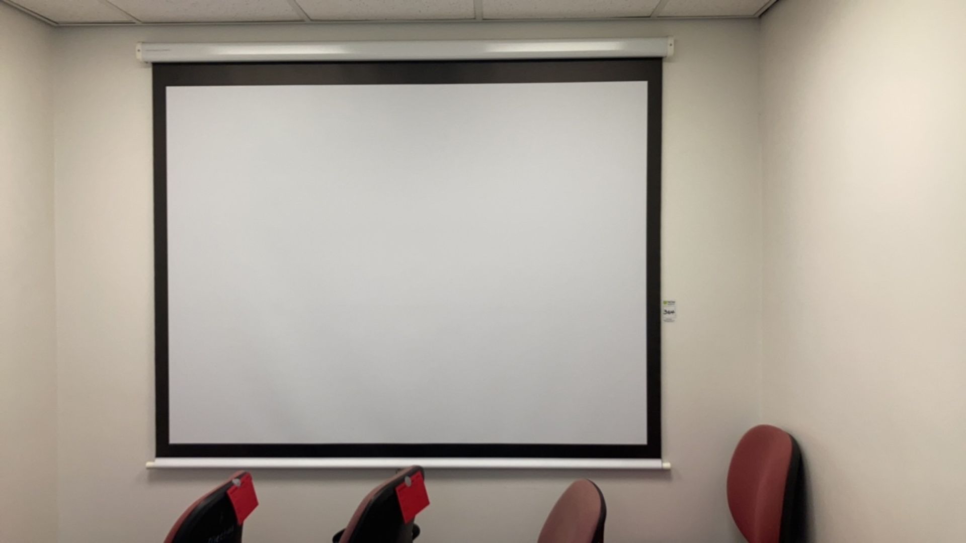 Projector and screen - Image 3 of 3