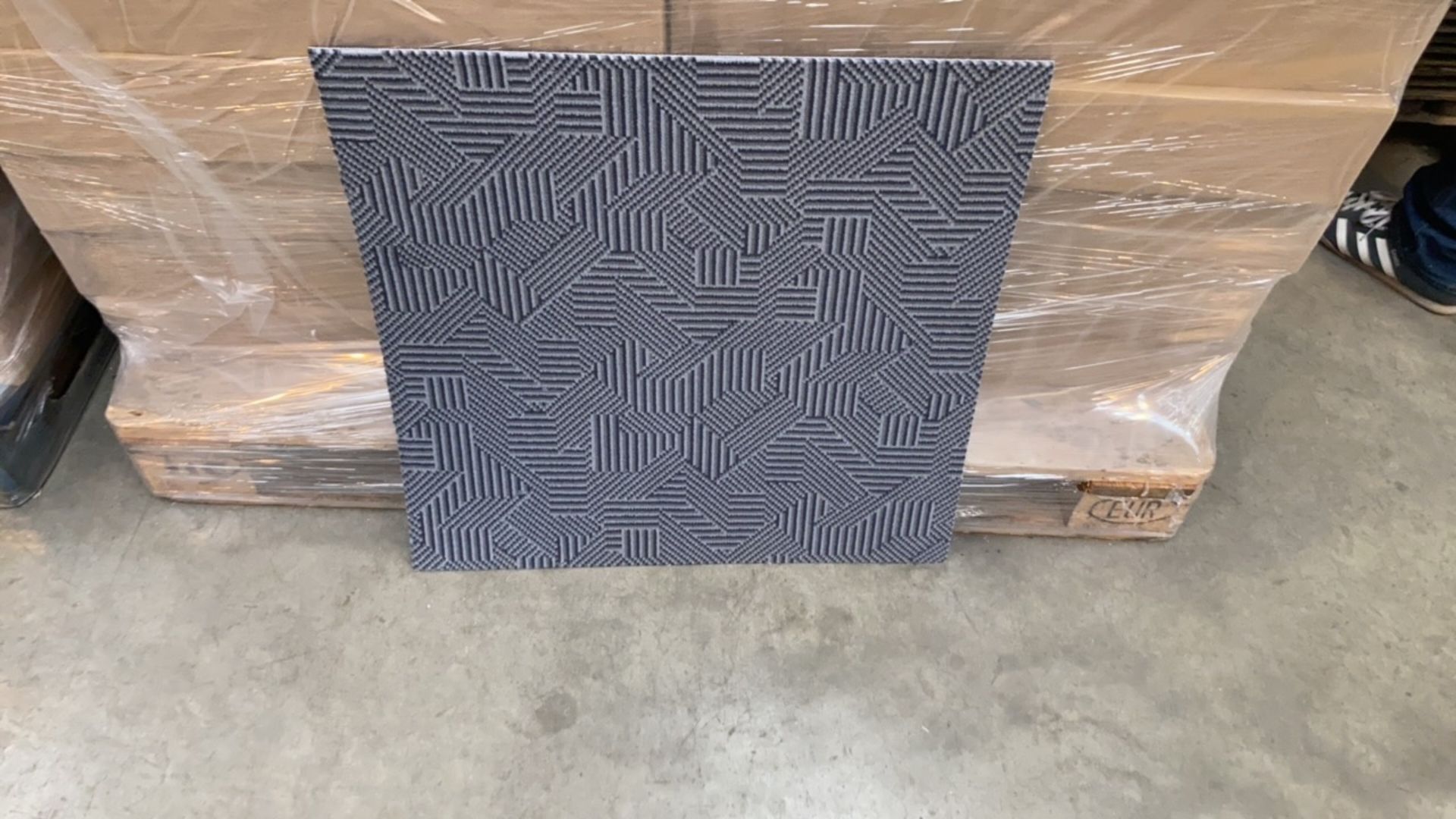 Carpet tiles - Image 2 of 3