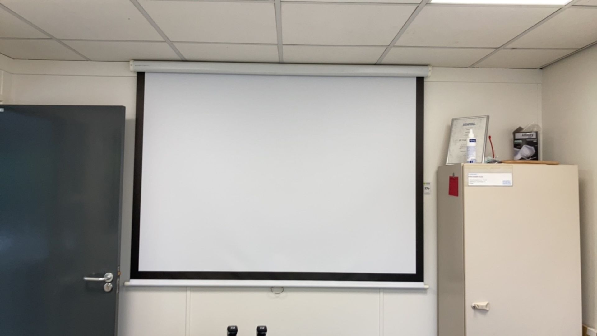 Projector and screen - Image 3 of 3