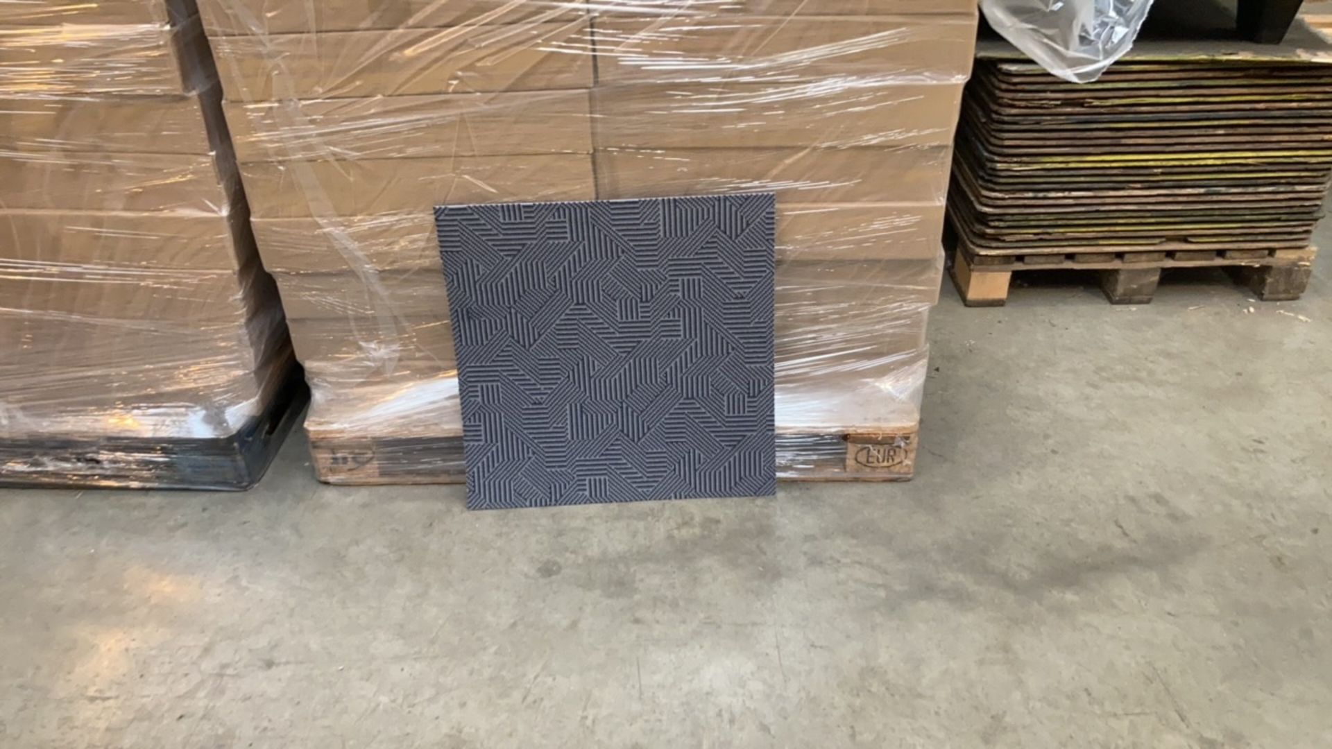 Carpet tiles - Image 2 of 2