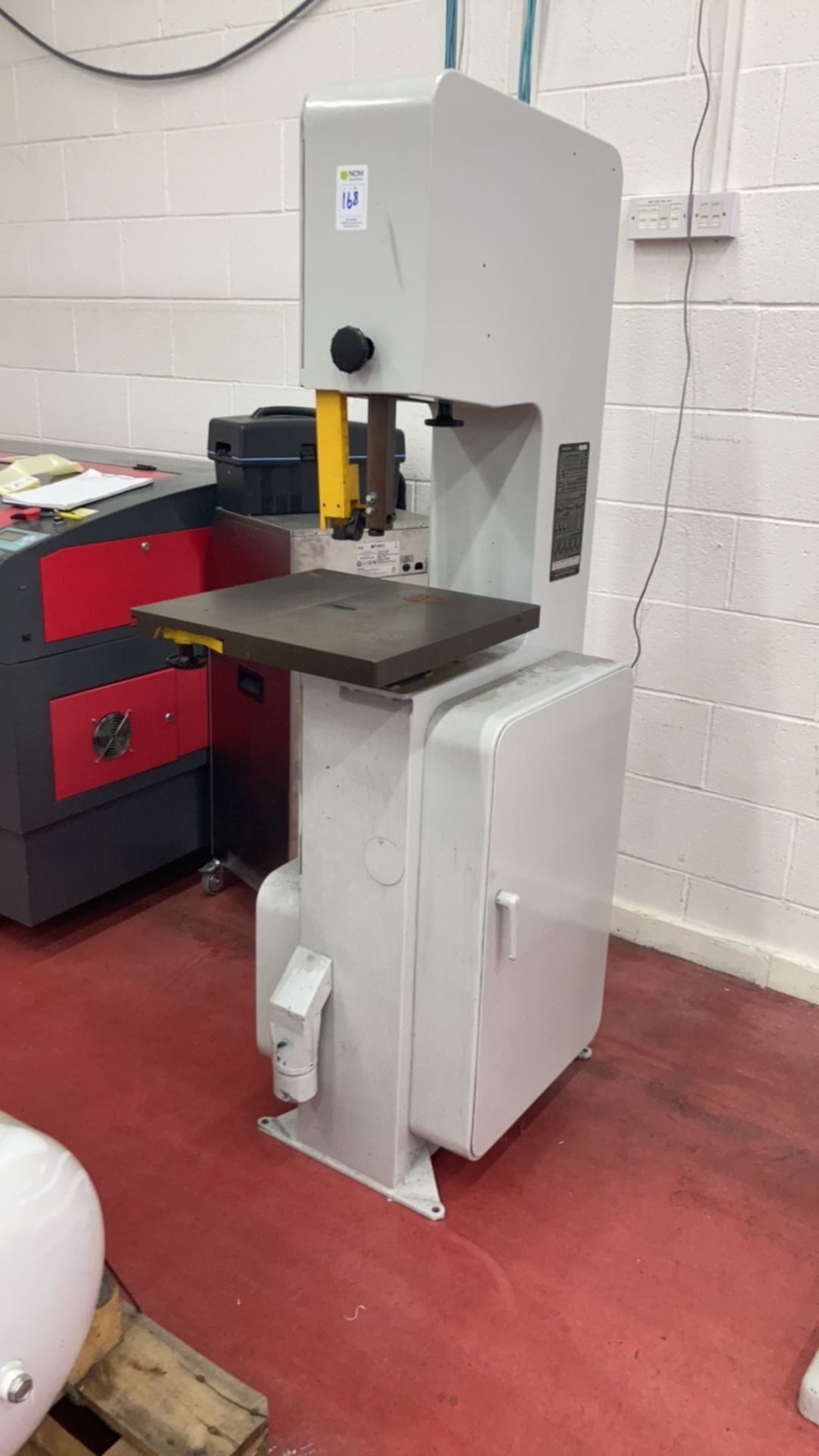 Vertical band saw