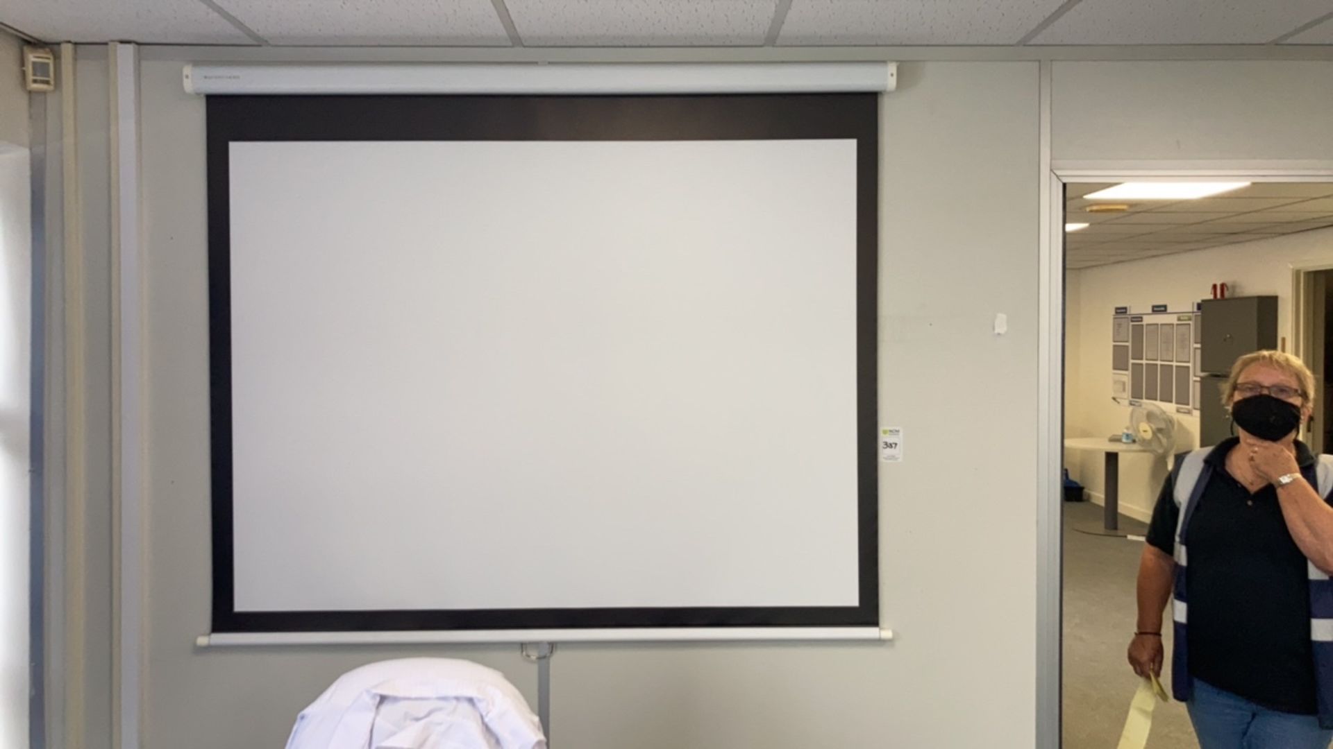 Projector and screen - Image 3 of 3