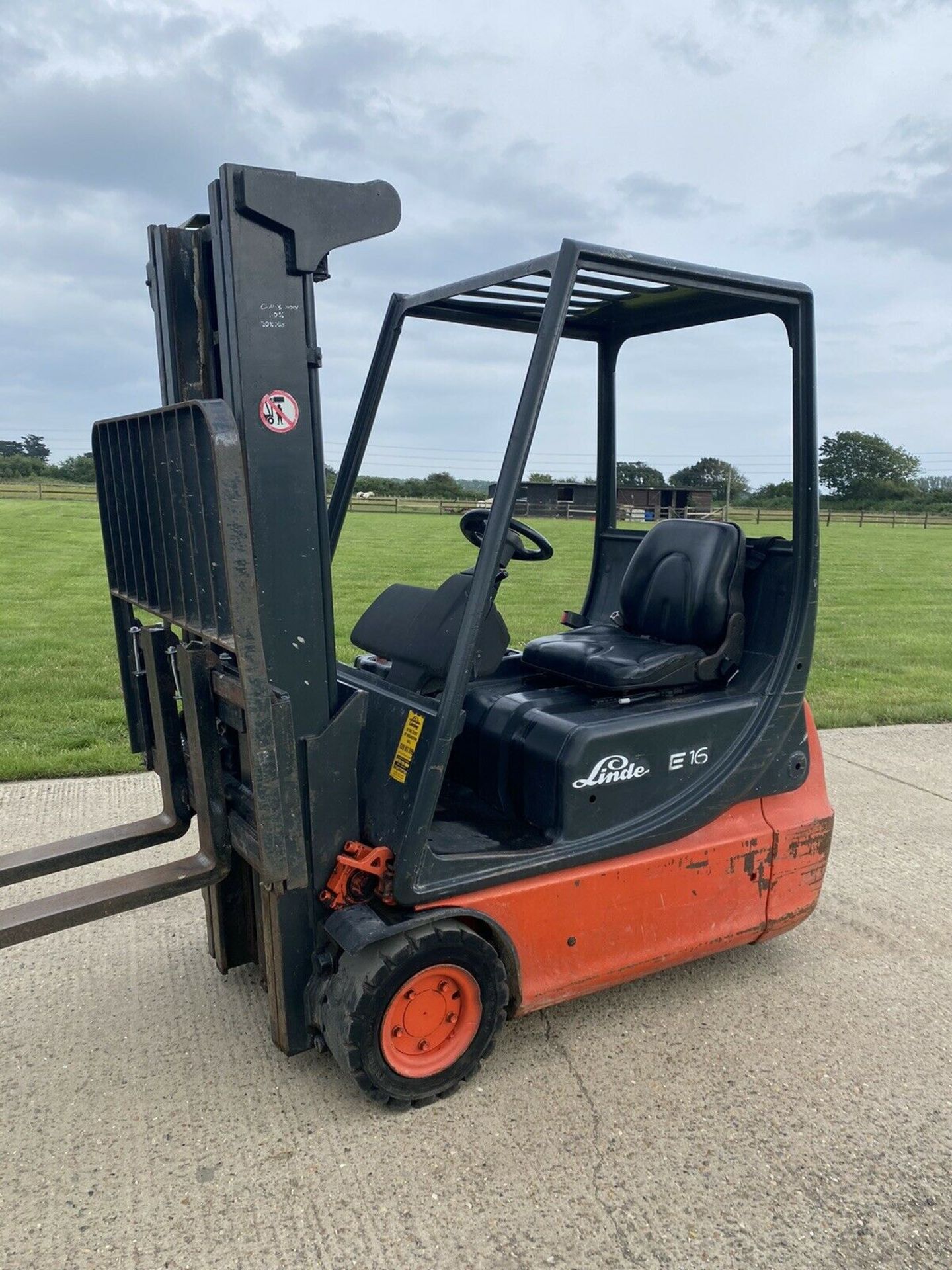 Linde 1.6 Tonne Electric Container Spec Forklift - Image 4 of 4