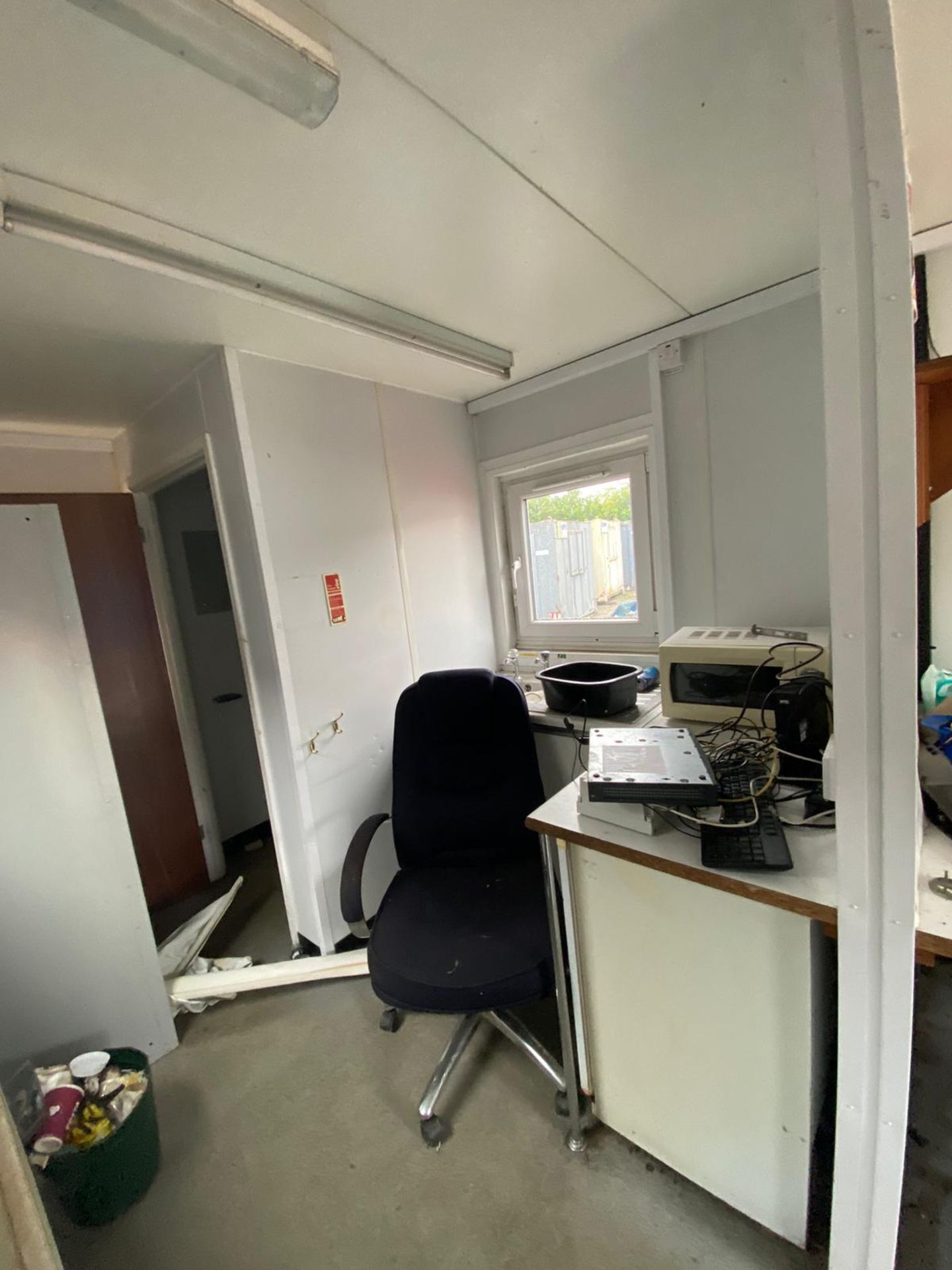 Elliott 20ft site office canteen with toilet - Image 11 of 15