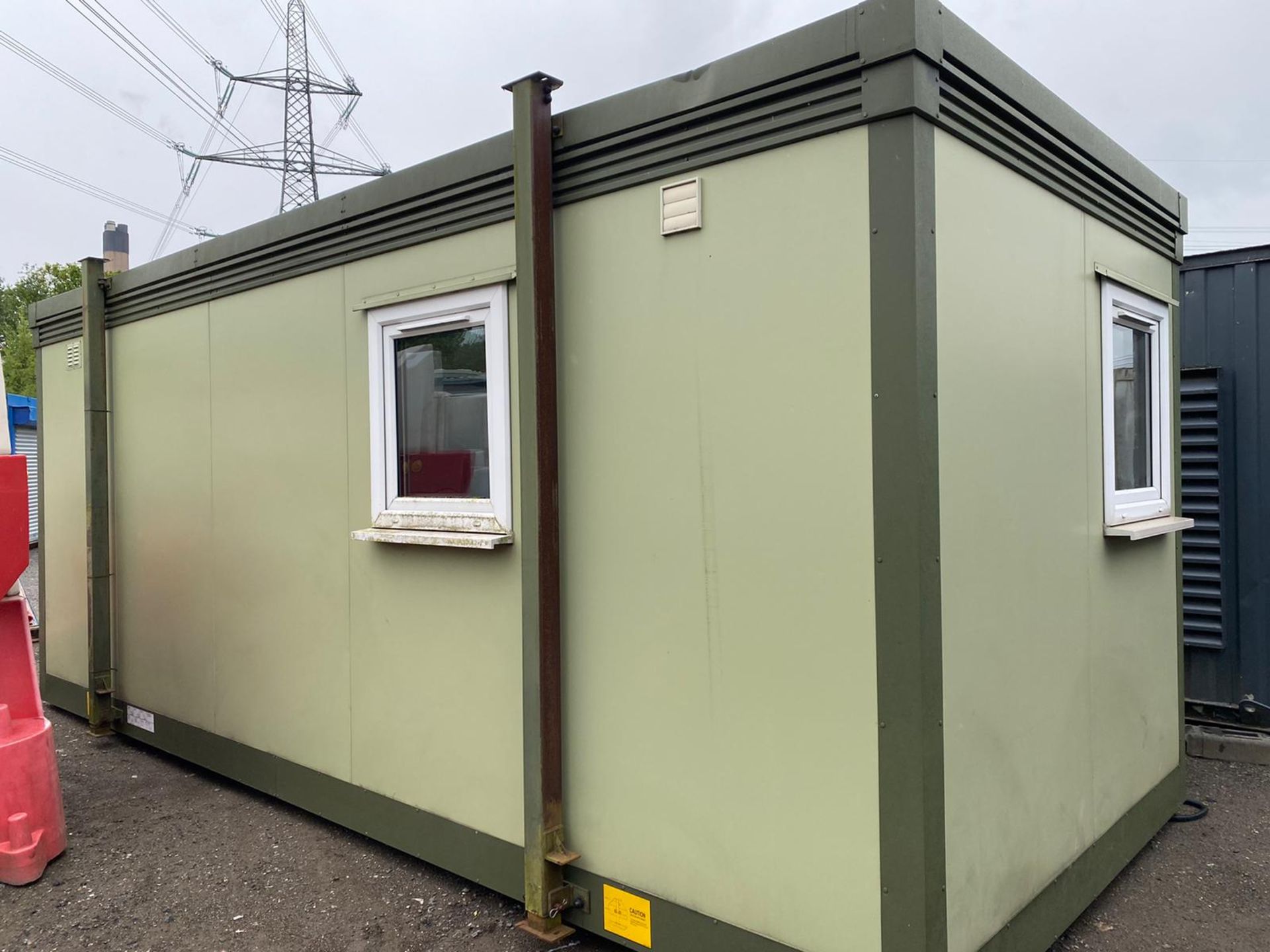 Elliott 20ft site office canteen with toilet - Image 4 of 15