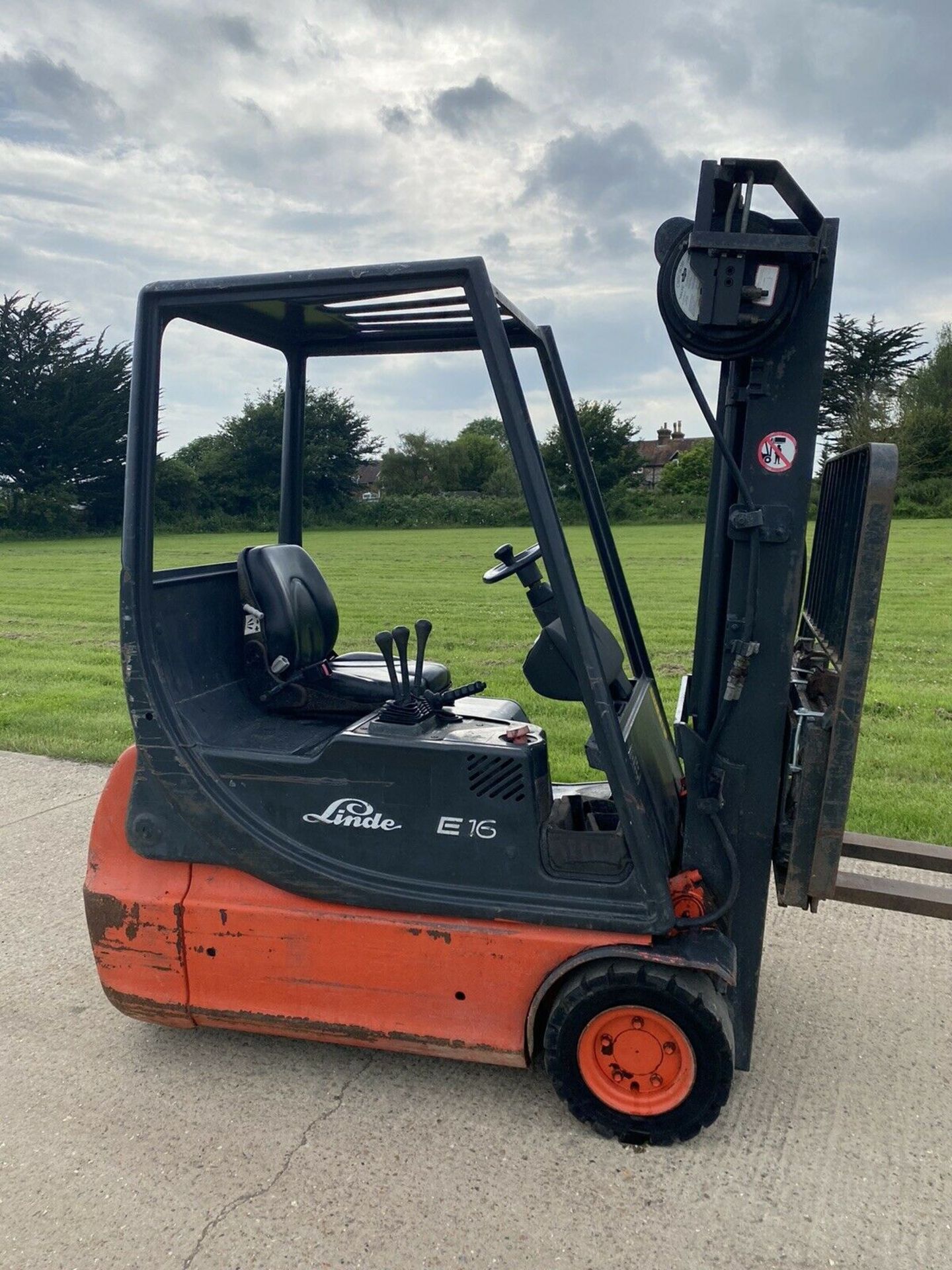 Linde 1.6 Tonne Electric Container Spec Forklift