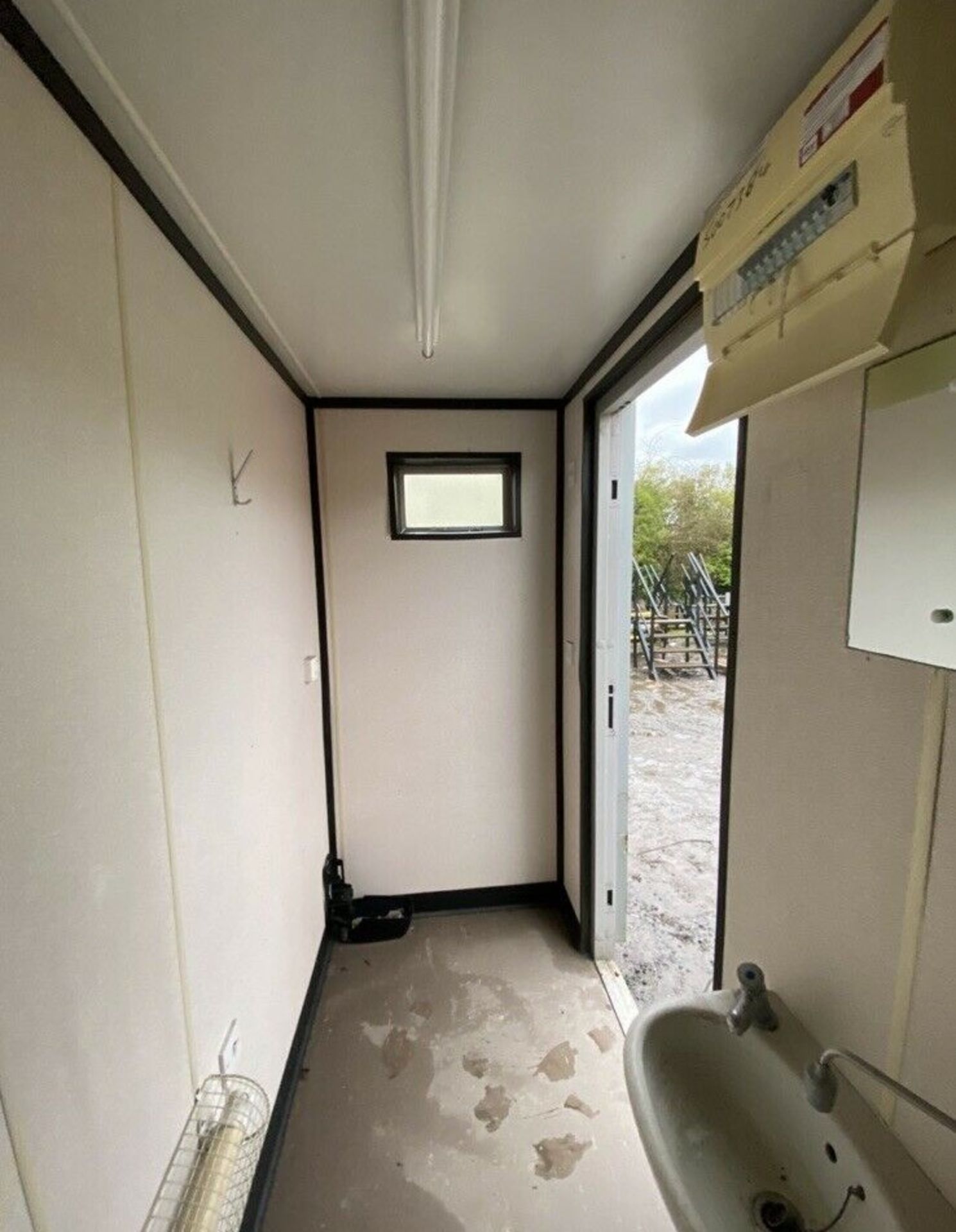 32ft 6 + 1 Male & Female Toilet Block Site Cabin - Image 6 of 12